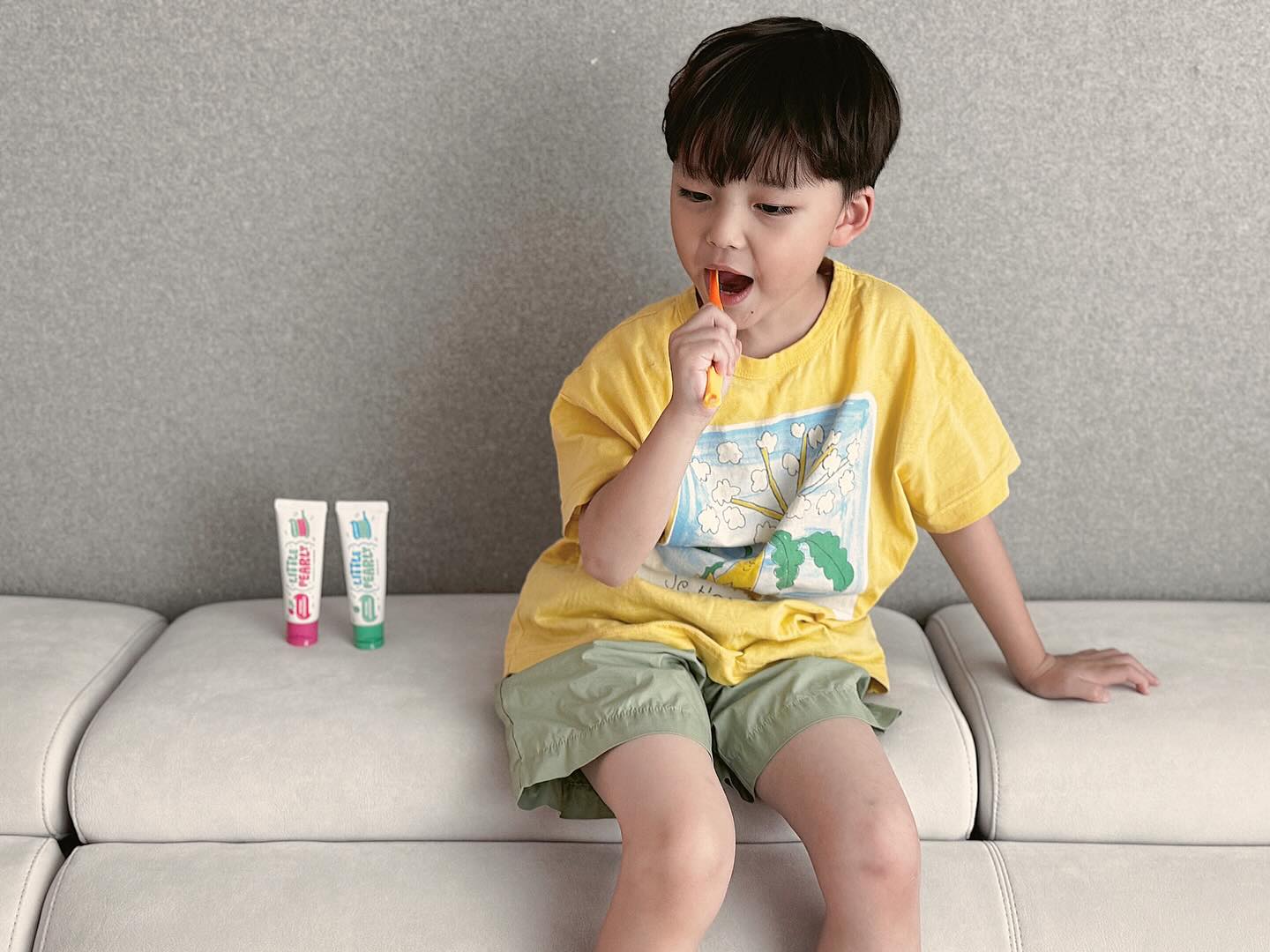 #협찬

비건인증이 완료된 리틀펄리 어린이 치약!
아이들이 사용하는 제품이라 성분이 가장 중요한데
국내 최다 안전항목 테스트 완료, USDA 인증, 유럽 ECO-CERT 인증으로
안심하고 사용할 수 있는 제품이에요!🤍
사과맛, 라즈베리맛 두가지맛, 아이들이 싫어할 수 없는 치약이에요
많이 달지 않으면서도 양치를 하면 개운하기 마무리 되는 리틀펄리 치약
하준이는 치약맛에 예민한 편인데 리틀펄리 치약은
거부감없이 사용하고 있어요✨

🏷️ 리틀펄리 - littlepearly.official 
#리틀펄리 #리틀펄리치약 #어린이치약 #어린이불소치약
-
#하준그램🐶