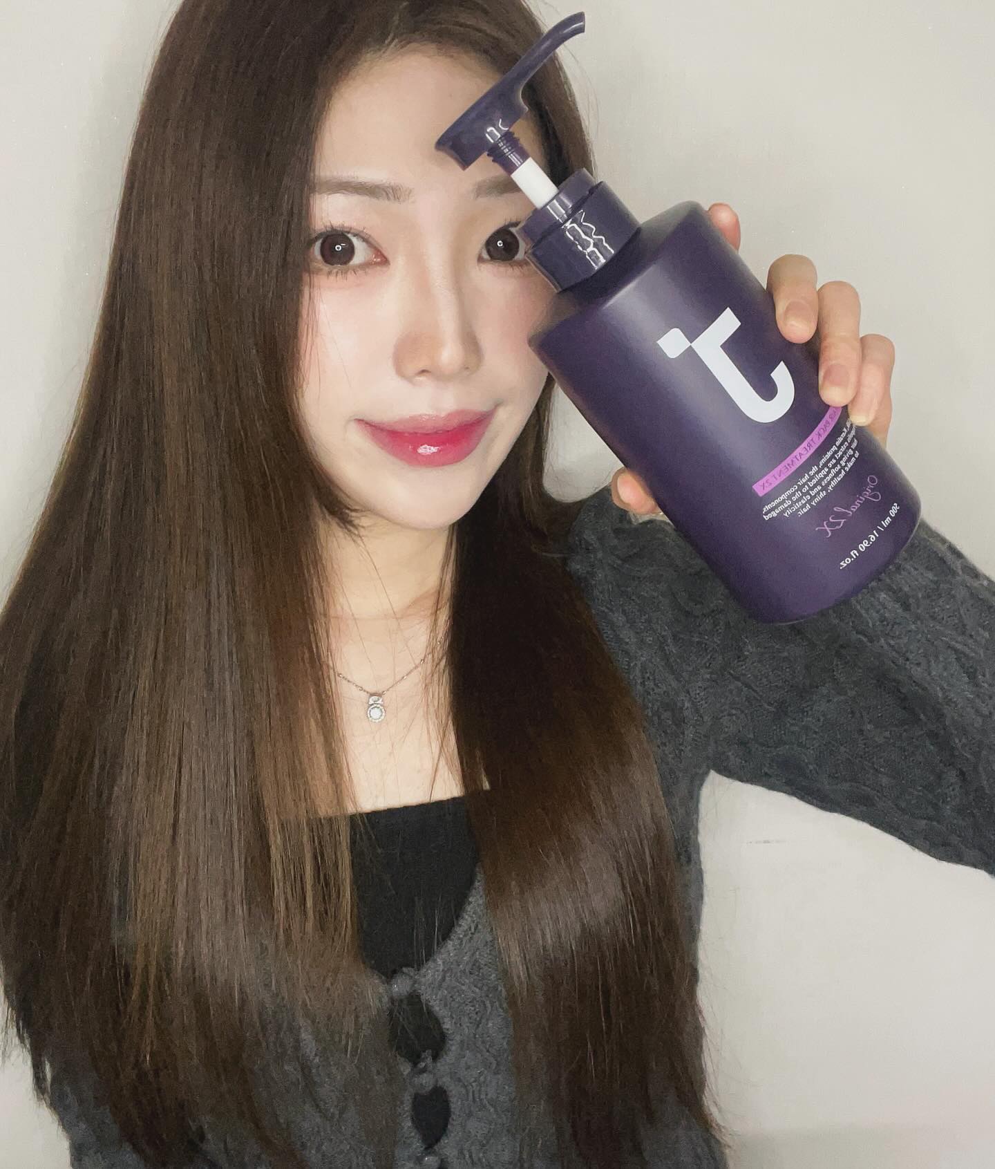 #제품제공 

요즘 머릿결이 푸석하고 건조해져서 헤어제품을 찾아보던 중,,,🥲
제이숲 헤어팩 트리트먼트 2X로 고민 바로 해결!✨

묵직한 크림 제형으로 흘러내림 없이 모발에 밀착해 
3중 케어를 도와주는데 바르자마자 넘 부드러워서 기절,,🫠

제이숲만의 핵심성분인 LPT단백질과 J-Protein Bloom 2배 강화로✨
아침마다 부스스해지는 모발에 오일을 따로 사용하지 않아도! 
따로 클리닉을 받으러 미용실에 가지 않아도! 
트리트먼트 하나로 차분하게 정돈이 된다는 점〰️

약 2주간 꾸준히 사용해 본 결과, 향이 하루종일 은은하게 지속되고 
머릿결이 확실히 부드러워서 넘 넘 좋았어요💟

본품 500ml+100ml 추가증정 기획세트는 
오직 올리브영에서만 만나볼 수 있는 단독 기획상품이니
가까운 올리브영에서 만나보세요❕❗️

⭐️Tip⭐️
 떡짐 최소화를 위해 가급적 두피 사용은 피하시는 걸 권장합니다〰️

jsoopofficial_

#제이숲 #제이숲트리트먼트 #헤어팩트리트먼트 #단백질트리트먼트 #올리브영 #올영추천템 #헤어케어 #트리트먼트 #헤어팩