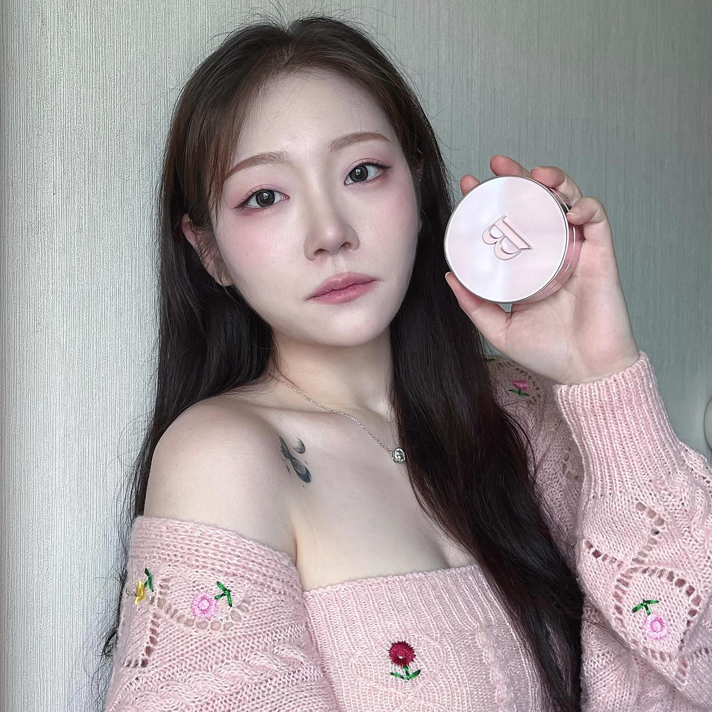 #광고 | 바닐라코 커버리셔스 얼티밋 화이트 쿠션 🌸핑크 에디션🌸이 출시되었어요!!!

봄에 맞는 사쿠라 컬러의 한정판 케이스로 소장 가치 UP! 
퍼프까지 벚꽃을 담은 PINK로 놓치지 않는 디테일까지👍🏻
기존 화이트 쿠션 & 모이스처 쿠션과도 당연 호환 가능!!! 

올리브영 단독 출시!💗
핑크 블라썸 케이스 + 화이트 쿠션 본품 1개 + 리필 1개 + 핑크 퍼프 2개 기획세트로 더 가성비 있게 만나보세요!!!

⭐3월 1일 오특⭐
3/1(금) 단 하루! 핑크 쿠션 기획세트를 <31%> 할인된 더 저렴한 가격으로 만나볼 수 있다고 하니까 놓치지 마세요‼️

#커버리셔스 #바닐라코 #화이트쿠션 #화이트쿠션핑크블라썸