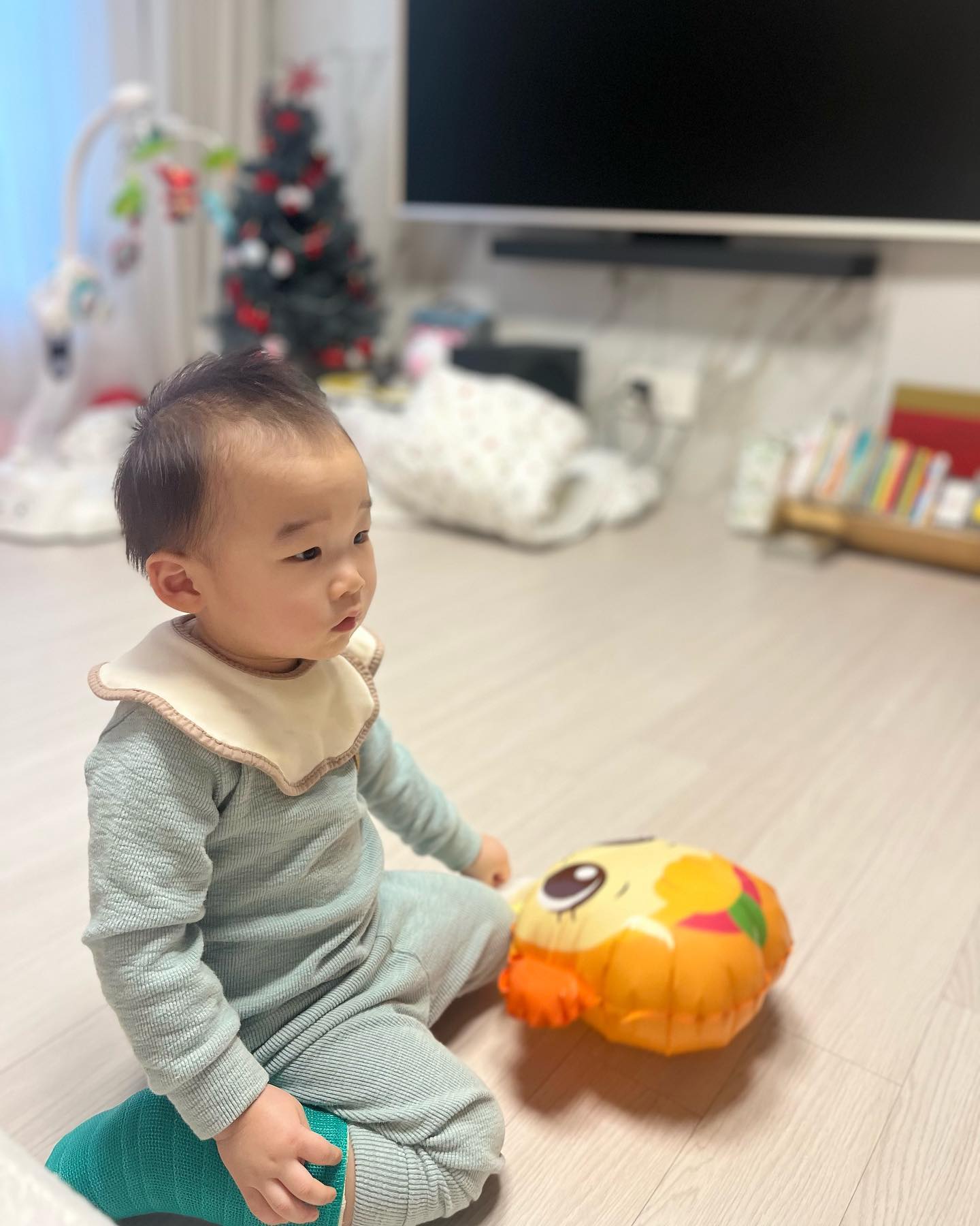 D + 658

규리성민이네 놀러간날❤️

귀염뽀작 성미니는 첫만남에 오열
귀염뽀짝 너무 귀여오👶🏻

유누는 규리누나 없는동안
규리누나 강아지, 유모차, 쇼파, 주방놀이 등등
누나 장난감 다 만지고 놀았뜸🫶🏻

낮잠도 패스하고 너무 잘 놀았는데
집으로 오는 길에 떡실신하여 .. 망

#21개월아기 #가정보육 #공동육아는사랑입니다❤️