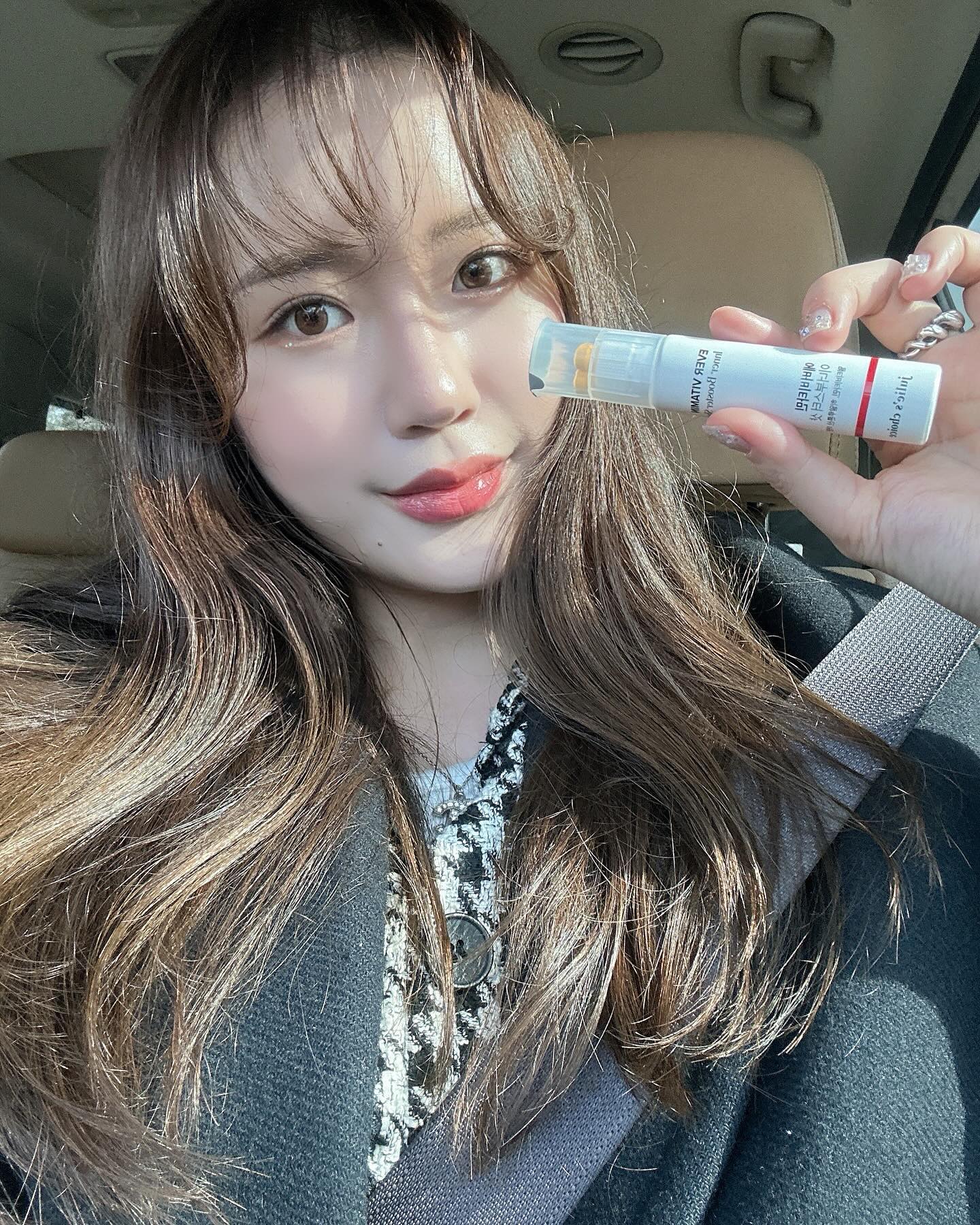 에버비타민 이너 부스터 샷은 물없이도 상큼하게 넘길수 있는 알약과 상큼한 파인애플맛 액상 히알루론산과 고함량 비타민이에요🍍

알약과 액상 히알루론산 조합으로 피부 보습과 에너지를 동시에 챙길 수 있고, 알약제형의 든든함, 그리고 액상 히알루론산의 빠른 흡수를 동시에 느낄 수 있어요!

이런 비타민 종류를 먹을 때 물이 꼭 있어야 되어서 힘들었는데 어디서나 먹을 수 있을만큼 파인애플맛 액상 히알루론산이 들어있어서 너무 편해요! 액상 히알루론산은 끈적한 액체가 아니라, 상큼한 파인애플 음료수같아서 마무리가 텁텁하지 않더라구요~ 어쩜 이렇게맛있죠?🥺

비타민B군 2,000% 함유- 비타민 b1,b2,b6,b12,나이아신, 판토텐산, 비오틴 하루 영양성분 대비 2,000% 함유해있고, 비타민B군은 활력 에너지 합성에 도움을 주고, 비오틴은 풍성한 에너지 합성에 도움을 줘요!

건조한 실내외 기온차로 자극 받는 피부를 위해, 피부진피 3요소가 함유되어있어요. 
히알루론산 120mg을 포함한 엘라스틴, 콜라겐이 부원료로 함유되어있어요. 

예전에 비행할때도, 기내에 한 시간만 있으면 피부가 당겨서 미스트 뿌리기 일쑤고, 요즘같은 춥고 건조한 날씨에도 좁쌀 여드름 올라오잖아요!
에너지 충전과 피부 케어가 동시에 가능하니 활기도 넘치고 피부 자신감도 올라가요!
피곤할 때마다 한 병 털어먹으니 얼굴도 반질해지고 에너지도 돌아용

여성 맞춤형 미네랄+비타민 조합으로 비타민A, C, D, E, K, 엽산, 아연 등 여성에게 특히 필요한 영양성분 일일 영양성분 기준치 100% 배합되어있어요!
피곤한 요즘 면역력 챙기기가 중요한데, 여자한테 특히 필요한 미네랄 성분들이 있어서 면역력 걱정도 한 시름 놨어요! 
.
. 
.
.
#Julicechoice#줄리스초이스#에버비타민이너부스터샷#에버비타민#이너부스터샷#여성전용비타민#여성비타민#승무원비타민#비타민추천#히알루론산#비타민B#액상비타민#피부영양제#승준생필수템#승무원필수템