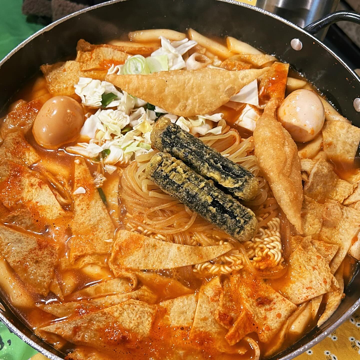 #양재역맛집 #즉석떡볶이 
추억의 고등학교앞 즉석떡볶이 맛집~!🌶️🌶️🌶️
쫀득쫀득한 밀떡에~!🍡 매콤달콤한 소스😍
그리고 여기 화룡점정은 바루 볶음밥 🍚🍚🍚
아늑한 여고 앞 감성 제대루 느끼구 왔어요~!!🙈🙈

작은공간
위치📍
서울 강남구 남부순환로 359길 31
영업시간⏰
11:00 ~22:00
지도 🗺️
https://m.place.naver.com/restaurant/20897027/home?entry=pll

메뉴📝
즉석떡볶이(2인) 16000원
김말이 1인분(2개) 2000원
비빔공기밥 2500원
총: 20500원

#맛집 #강남맛집 #강남역맛집 #강남역떡볶이 #강남떡볶이 #양재역 #좋아요 #떡볶이맛집 #떡볶이