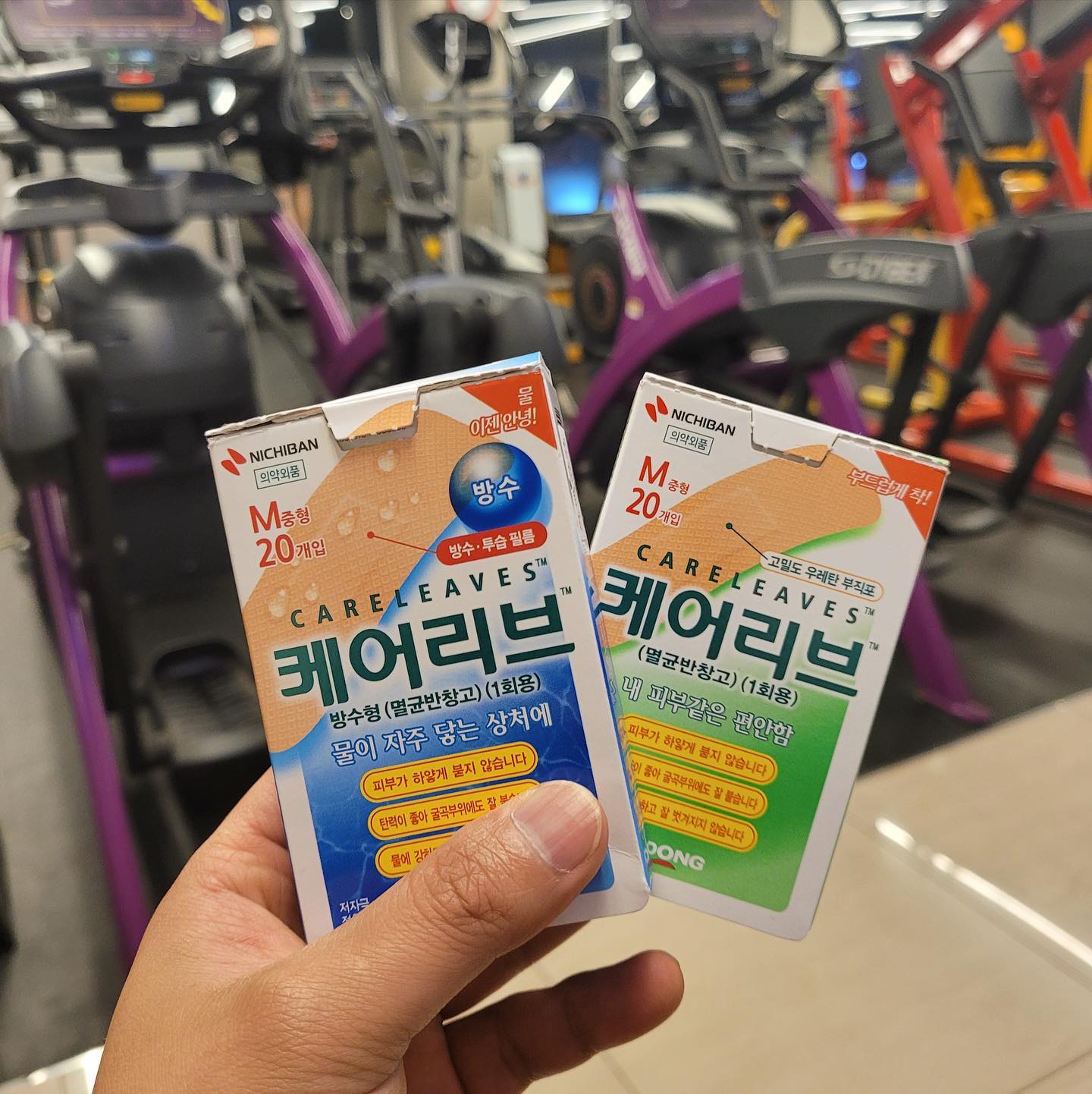 #협찬
평소에 칠칠 맞아서 자주 찢어지고 다치는 편이라
집에 밴드 항시 구비해 둬야 하는데
기존에 사용하던 밴드는 잘 떨어질 뿐더러
손에 붙였다 떼면 까만 잔여물이 남거나
붙인 부위에 끈적이가 남아있어서 너무 불편했는데
케어리브는 고밀도 우레탄 부직포와 저자극 점착제로,
밴드 자체가 쭉쭉 잘 늘어나고 상처 부위에
붙였다 떼어냈을 때 끈적임이나 잔여물이
전혀 남지 않아서 좋아요!!
요즘 하루도 빠짐없이 운동 다니는 신랑은
매일 무거운 기구 들고 운동해서 그런지
손에 물집도 자주 잡혀 있고 상처도 많아서 걱정이었는데
케어리브 덕분에 운동 끝날 때까지
상처 부위에 붙인 밴드가 절대 안 떨어져서
너무 만족스럽다고 해요 🙂
이래서 약국 밴드 1위는 케어리브겠죠 :)👍
.
.
.
.
.
.
.
.
.
.
.
.
#케어리브#초밀착밴드#빈틈없이초밀착#약국밴드1위#일동제약밴드#밴드추천#방수밴드#드레싱밴드#상처밴드#반창고