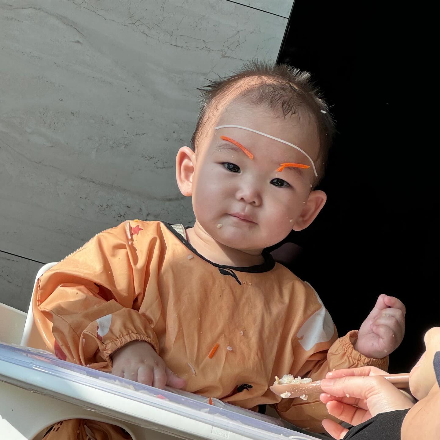국수 좀 조신히 먹었으면…🍜 
#당근눈썹 그래도 넘 귀여오🩷
마지막은 맨날 국민장난감만 사주다가
지호 취향으로 처음 사준건데 좋아해줘서 뿌듯