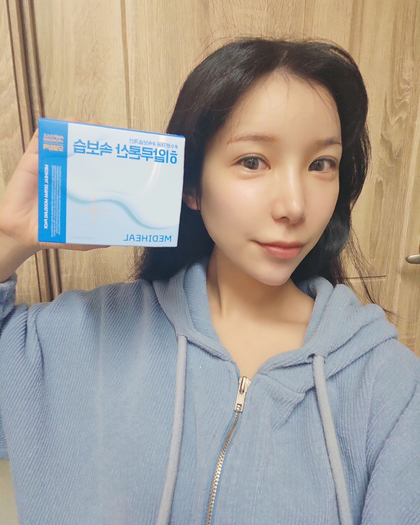#광고
🏷메디힐 더마 모델링팩 히알루론산 속보습
메디힐 마스크팩은 워낙 유명해서 예전부터 집에 쟁여놓고 썼었는데 이번에 #모델링팩 을 처음 써봤는데 너무 좋아서 반해버린 제품이예요♡

모델링 팩 1회에 필요한 모든 구성품이 구비되어 있어서 집에서. 쉽게 관리할수있더라구요~

저는 앰플반을 먼저 얼굴에 발라준후,차가운 물과 파우더,남은 앰플을 섞어서 휘핑이 올라온 팩을 얼굴에 (볼-턱-이마-코) 순서대로 올려주고 15분 후 팩이 굳으면 떼어주었답니다!!!

확실히 팩을 뗄때 피부에 쫀쪽함이나 탄력이 느껴지지 않나요?!

모델링팩을 올렸을때부터 떼어낼때까지 시원함이 피부에 계속 느껴져서 열감도 내려가는게 완전 만족😍

1회분량으로 나와 집에서도 간편하게 모델링팩으로 관리할수 있으니 최고👍

mediheal_official

	
#15그램 #15그램뷰티 #15그래머 #메디힐 #모델링팩 #모델링팩추천 #올리브영 #올리브영추천템 #올리브영추천 #메디힐모델링