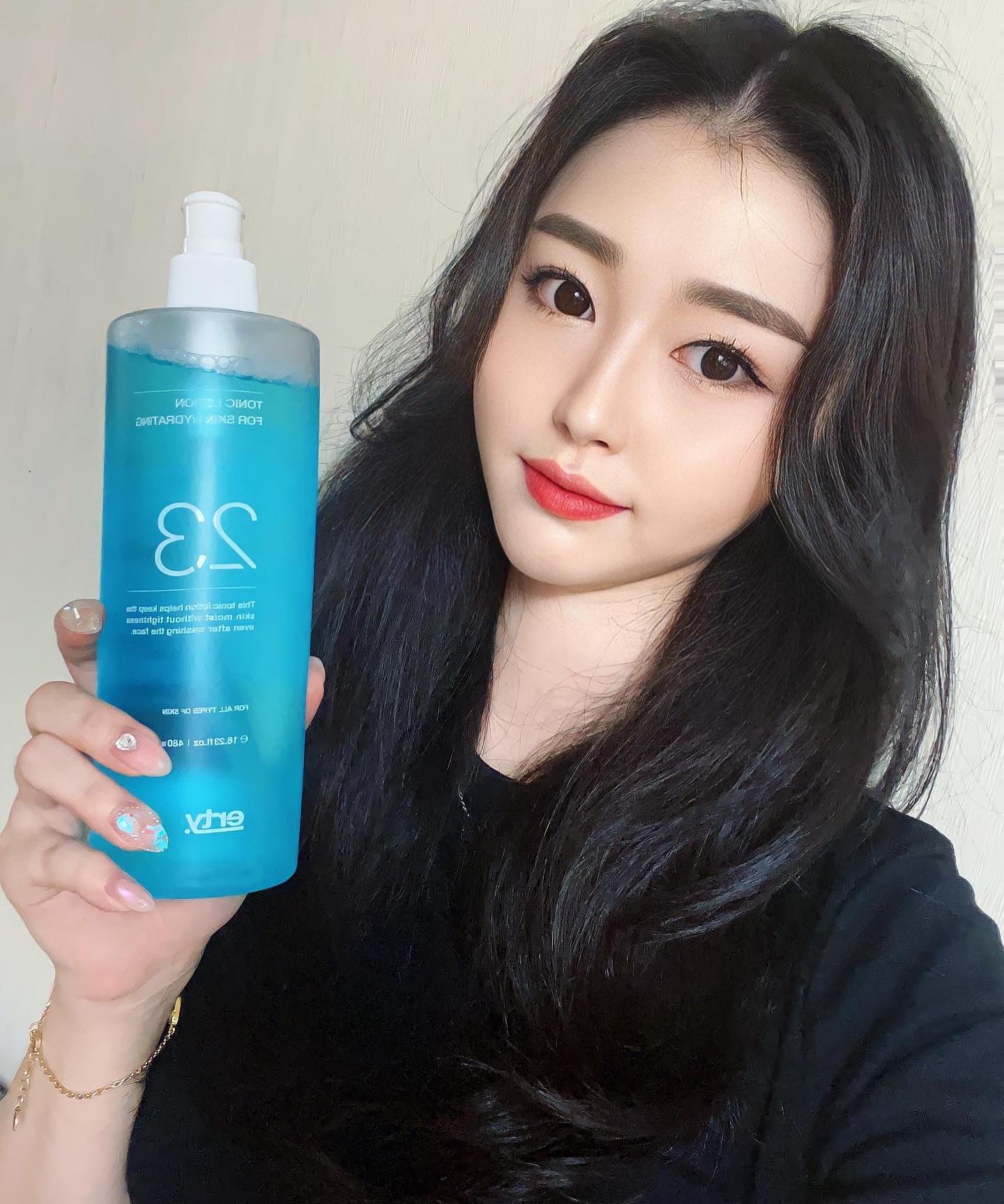 #협찬 erty.korea 

💙 #에르띠 23 토너 (수분/진정) 480ml 

✔️피부 갈증해소에 좋은 미네랄 토너
✔️미네랄이 풍부한 해조류 성분 함유로 윤기와 탄력을 부여하고 활력을 주는 토너
✔️피부 수분통로를 열어주는 피부 갈증해소 토너
✔️피부 수분통로를 열어 수분을 깊숙이 전달하고 티로시나아제 억제효과까지 더하여 환하고 탄력 있는 피부로 가꾸어 주는데 도움
✔️보습과 미백이 필요한 모든 피부를 위한 토너

요즘 습하고 더운 날씨라해도 피부 속건조가 심했는데 에르띠 23 토너를 사용한 뒤에는 속건조도 잡아주고 끈적거림 없이 촉촉해요 ! 화장하기 전에도 사용하면 들뜨는 것도 없어서 너무 좋고 민감하고 예민한 제 피부에 진정 효과까지 더 해져 너무 만족하면서 쓰고 있어요 💙

#협찬 #대용량출시 #미백토너 #미네랄토너 #수분가득 #에르띠 #데일리토너 #건성토너추천 #에스테틱화장품 #에르띠토너
