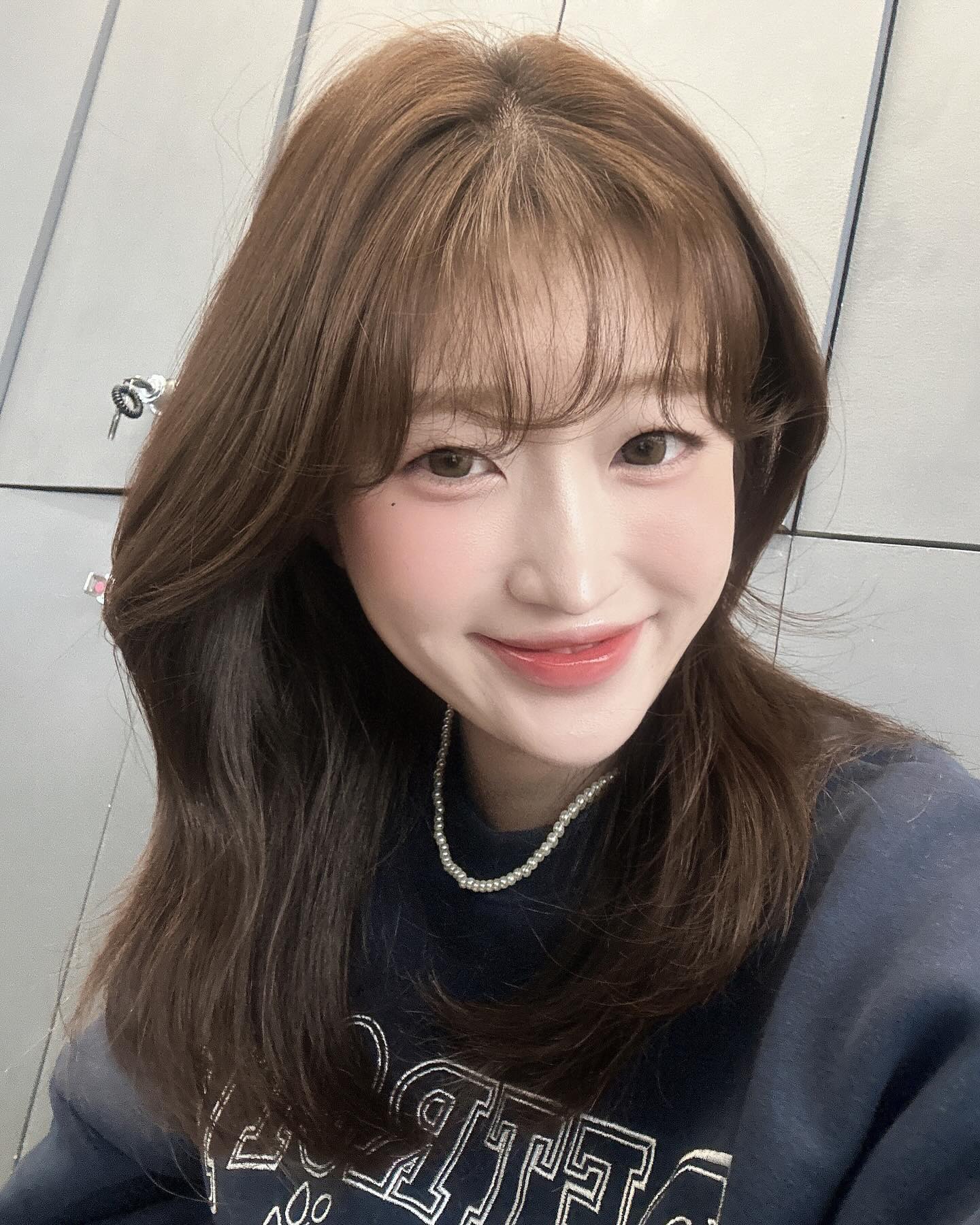 가을 윔톤인 저는 머리 컬러가
주황빛, 노란빛, 붉은빛 이
도는 걸 정말 극도로 싫어합니다..
그런 저는 지금 최애 컬러에 빠져 사는 중입니다
궁금하신 분들은 DM 주세요🤍
#가을윔 #최애 #컬러 #염색