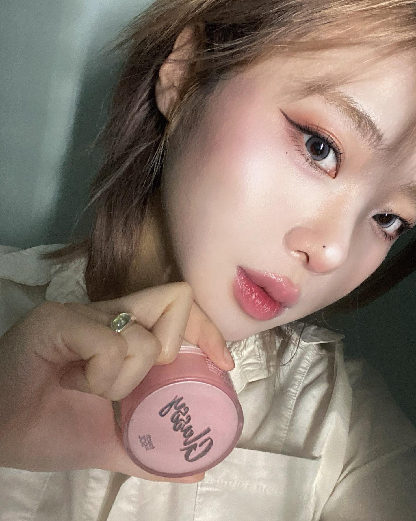 #광고
 요즘 연예인들 메이크업으로도 화제인 광체 메이크업에 필요한거 가져왔숩니당..

건성인 저에게 정말 최고의 스킨밤…

메이크업 전 크림으로도 최고이지만 메이크업 후에도 너무 예쁜 스킨밤 추천 드릴게요 !!!

#터치인솔  #tochinsol #프리티필터글래시스킨밤 #글래시스킨밤