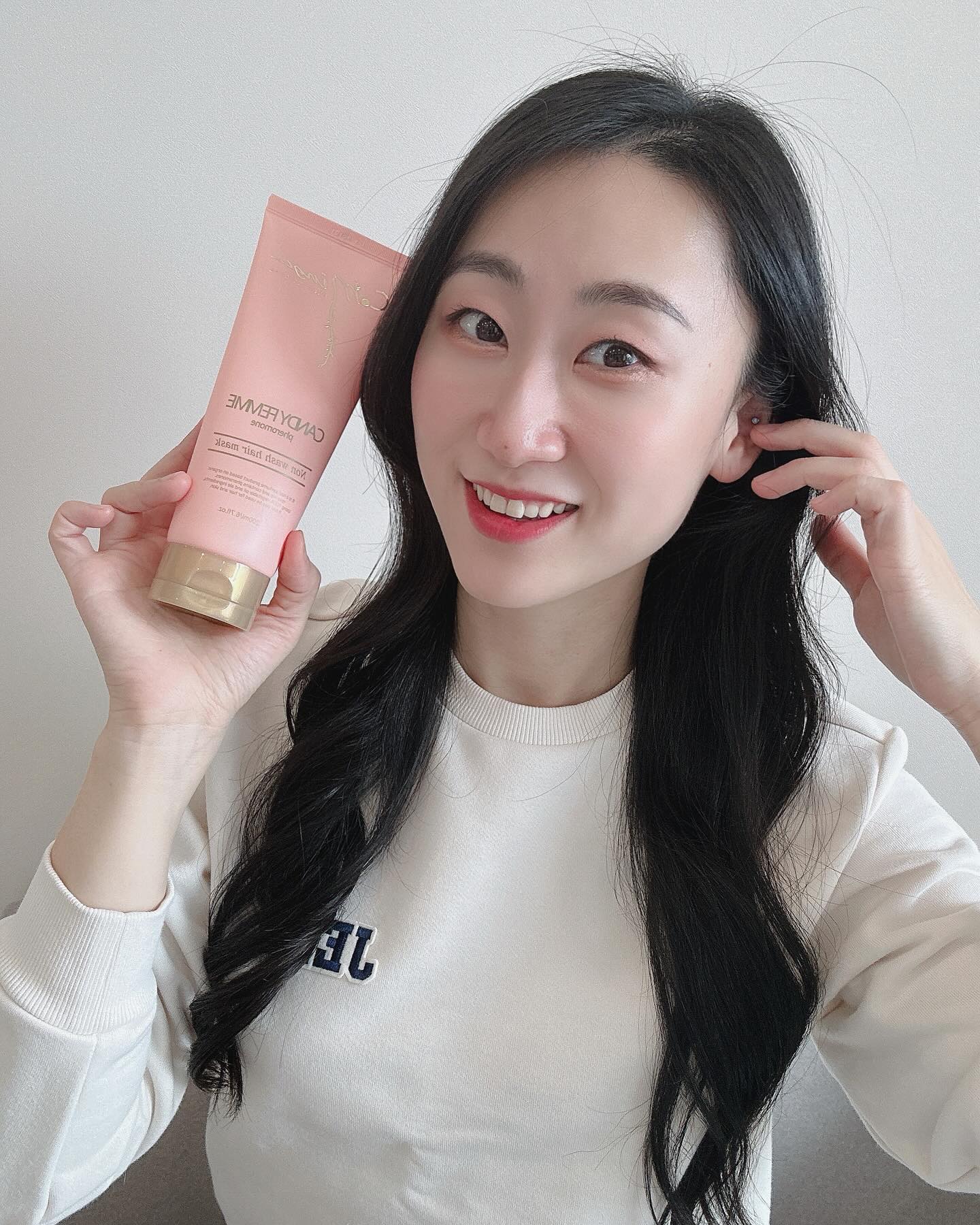 #업체로부터 제공받은 제품입니다

따로 향수를 뿌리지 않아도 운명적인 매혹의 페로몬 향기가 나는 퍼퓸 트리트먼트를 소개합니다💓

향수 + 클리닉 + 에센스 한번에 가능해요🙆🏻‍♀️

긴머리는 트리트먼트 바르고 기다리고 말리고 헹구고  너무나도 귀찮아요🥲

샴푸 후 타월로 물기를 닦아내고 손바닥에 적당략을 압출하여 손상모발 부위에 고르게 펴 바른 후 드라이 건조하며 스타일링 하면 드라마틱한 크리닉 연출이 가능합니다😉

한번 맡아보면 계속 킁킁거리게 되는🤣
달콤한 체리, 피치향이 가장 먼저 나고 도시적인 자스민 로즈향이 은은하게 나면서 바닐라로 마무리‼️ 

제가 딱 좋아하는 바닐라와 달달한 향이 함께 나서 하루종일 기분이 좋아지더라구요💙

향이 너무 좋아서 향수 대신 사용해도 될정도🫰🏻

손으로 적당량을 짜서 모발에 발라주면 되는데 바르고 난 후 손에 끈적임이 남지 않아서 사용 후 손을 씻을 필요가 없더라구요❣️

조금 더 강력한 윤기와 부드러움을 채워주고 싶으시다면 포켓용을 휴대하여 언제 어디서나 발라주세요💝

🌟 https://smartstore.naver.com/mingle1004/products/6736310533?nt_source=cloudreview&nt_medium=exp&nt_detail=20231227?nt_source=cloudreview&nt_medium=exp&nt_detail=20240119

#헤어트리트먼트 #노워시트리트먼트 #씻지않는트리트먼트 #트리트먼트 #바르는트리트먼트 #퍼퓸트리트먼터 #헤어트리트먼트추천 #트리트먼트추천 #향기좋은트리트먼트 #향좋은트리트먼트 #커밍글