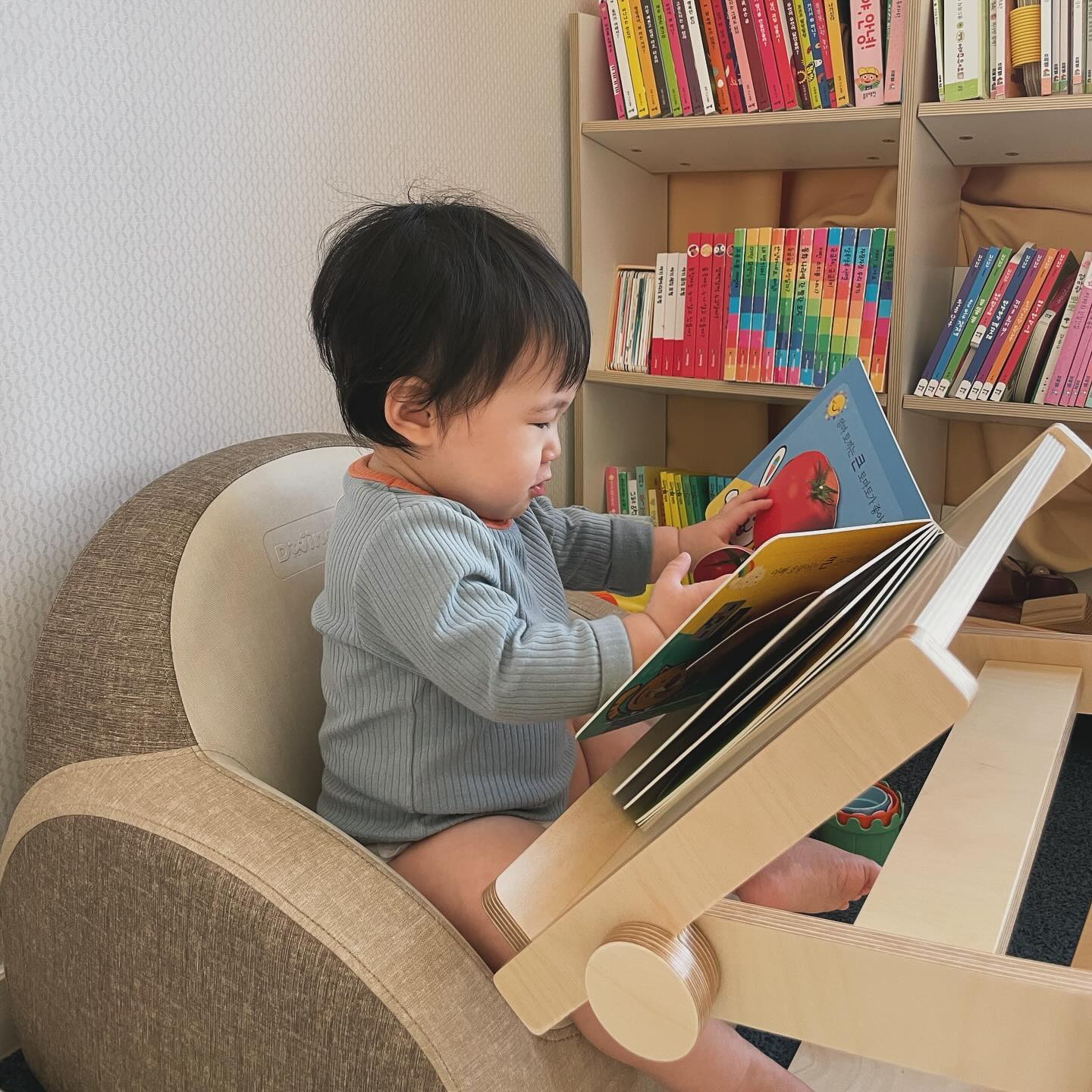 +337일
외할아버지가 사주신 독서대🧡
감샴다 책 더 열심히 볼게옹

독서대가 있으니 책을 더 잘봐서 구매 하루만에 넘 만족쓰..🤎
하지만 높은곳을 좋아하는 도아에겐 집중력 조금만 떨어지면
발판 되어벌임..

#독서대 #아기독서대 #아기책상 #아기가구