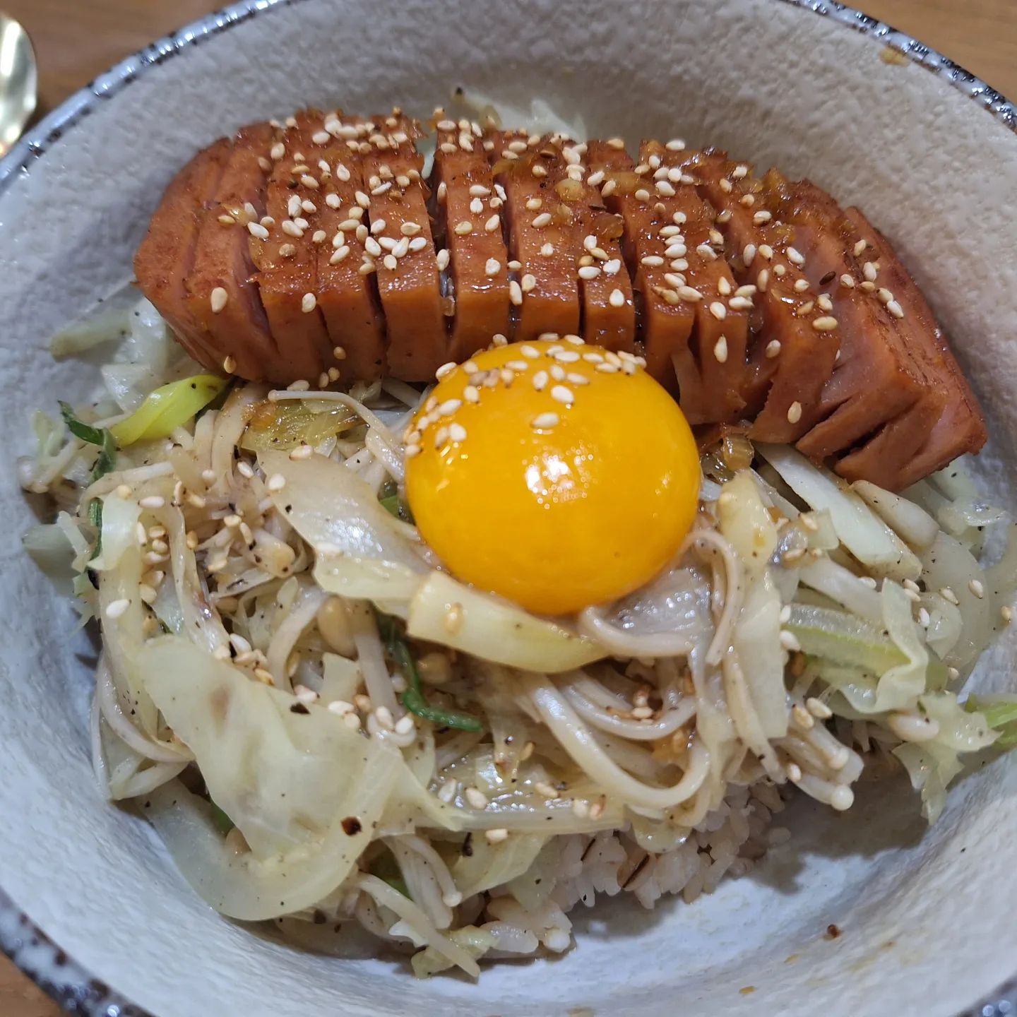 #스팸갈비덮밥
#집밥김선생 이 만들어준 주말특식
야채 안먹는 아들 야챠먹이기 딱좋음 
레시피는 내가 안만들어서 모름 ㅋ 

#좋아요 #일상 #소통 #댓글  #데일리 #팔로우