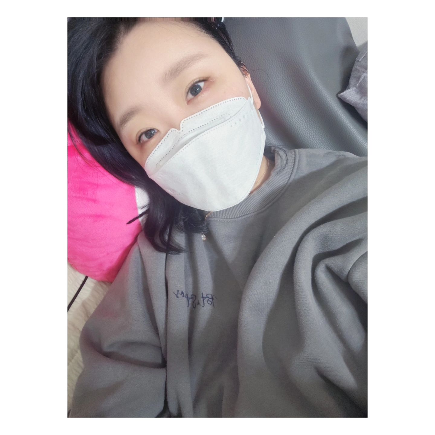 #대구#동구#동구맘#데일리#일상#일상스타그램#daily#셀카#셀스타그램#얼스타그램#셀피#selfie#젊줌마#젊은엄마#젊줌마그램#줌마스타그램

-
-

낮 볼일 실컷 다 보고
(그래봤자 회사근처를 벗어날 순 없었다 지독한 동대구의 늪)
갑자기 시작된 칼칼한 기침

-
-

세진이 픽업 후 점점 더
상태가 안 좋아서 결국 약먹고 혹시모를 일을 대비해
마스크착용🤪

-
-

코로나 
독감

은 아니겠지
다 했다 아이가