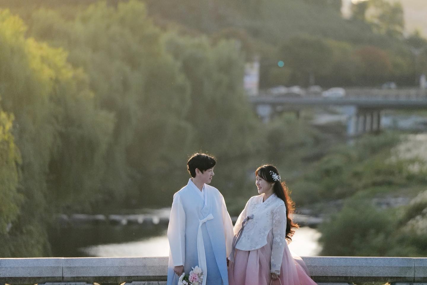 ❌웨딩사진아님 결혼사진아님❌

아직 보정본도 나오지 않았지만
원본자체로도 너~무 마음에 들어서 업로드를 안할수가 없었당🩵
처음으로 맡겨본 데이트스냅📸 
처음이었던 만큼 '지불한 만큼 결과가 안나오면 어쩌지?' 싶었는데
역시.. 후기와포트폴리오 꼼꼼히 읽고 선택한 류작가님👍🏻
후회없고 만족 1000% 🥰
어색할까봐 걱정했는데, 포즈도 위치도 장소도 모두 작가님께서 알려주셨고, 한복대여샵도 작가님 거래처여서 할인받고, 신발, 헤어, 가방,양말까지 입다한복에서 빌렸다. 심지어 물품보관도 가능! 
너무너무 즐거웠던 한시간 스냅촬영📸
제일 고마운건 스냅촬영 재미있게 함께해준 오빠🤍

🗺: 전라북도 전주시 #한옥마을 내 #경기전 과 #청연루 #남천교 
👗: #입다한복 ipda.hanbok 
📸: ryu.photographer 

웨딩사진아님 😅😅

#전주한복스냅 #한복스냅 #전주여행코스 #전주 #전주여행 #전주데이트 #데이트스냅 #커플스냅 #커플사진 #커플사진포즈 #웨딩사진아님 #원본 #원본이이정도 #보정본기대중