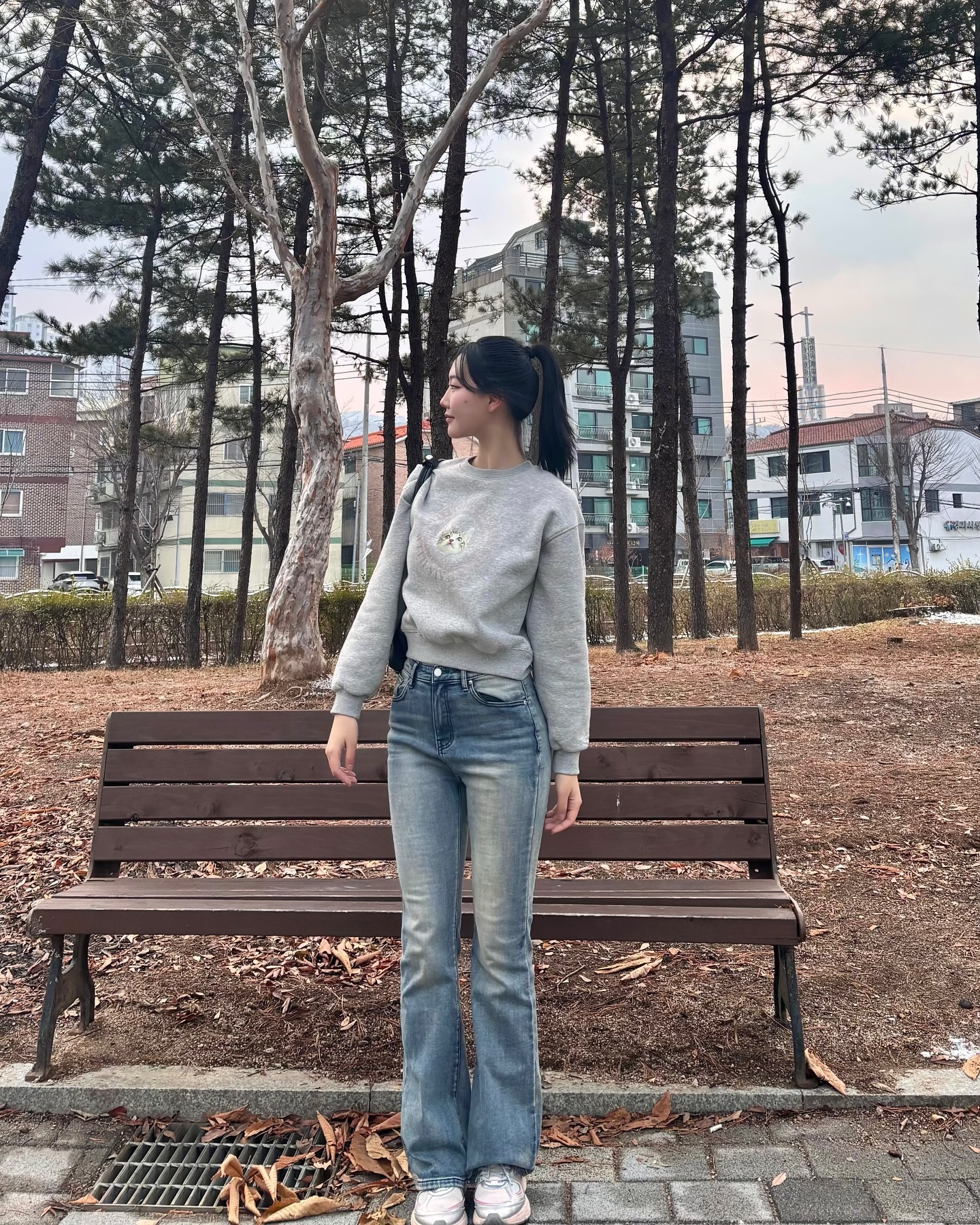#광고 
vlvd_official 👚Latitude Woman Sweat Shirt

크롭한 기장감에 기모가 따뜻하고 레터링과 고양이 포인트가 있는 맨투맨이에요! 🐱

#무신사 #비바라비다 #기모맨투맨 #여자맨투맨 #그래픽맨투맨 #데일리룩 #패션계정맞팔
