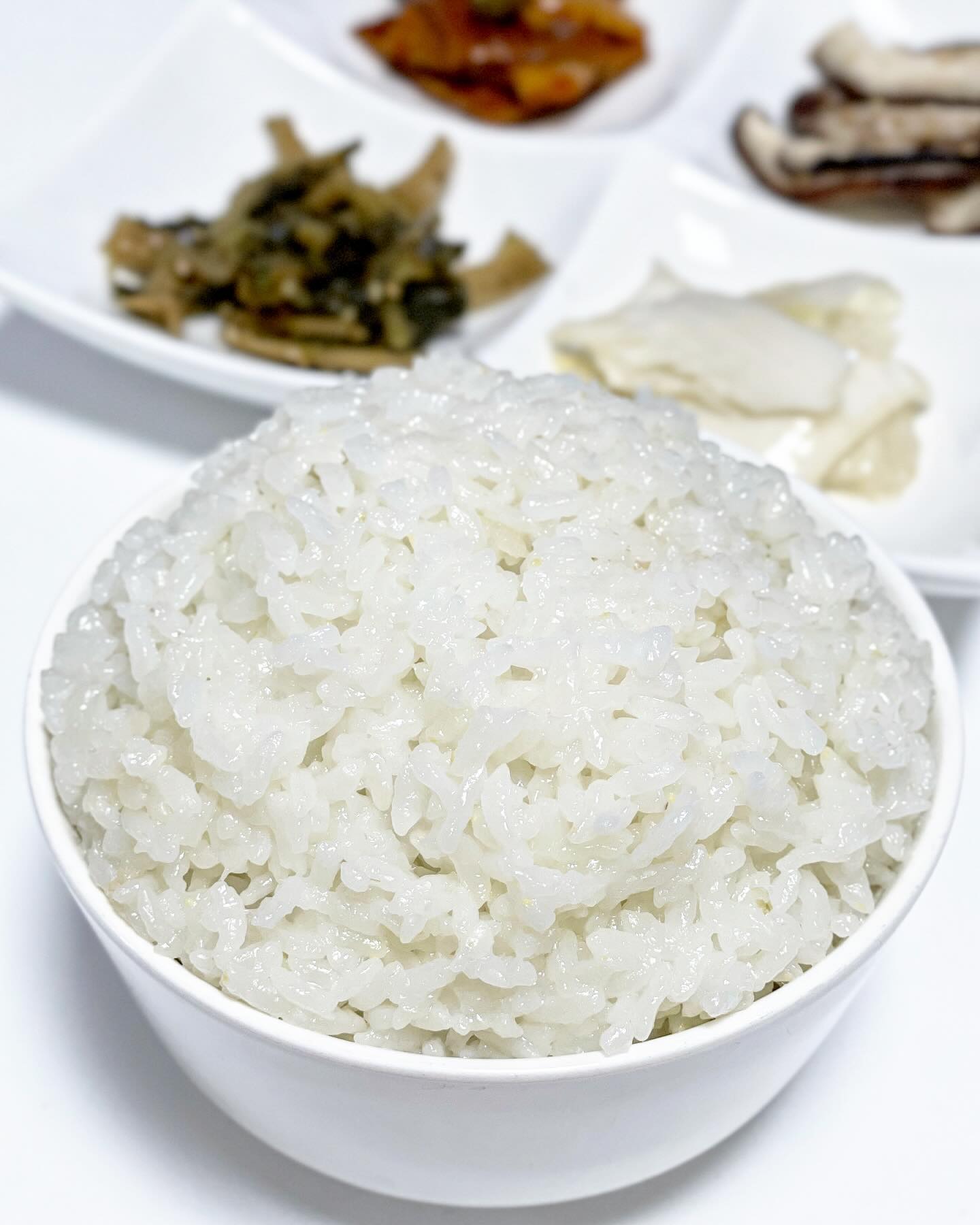 #협찬 #충만한농부 

백옥향 2kg ₩12,500

오랜 시간 동안 농사를 지어 온 ‘충만한 농부’의 경험을 바탕으로 특별히 선택한 품종인 #백옥향

충남지역에서만 생산,판매가 가능한 지역특화쌀로 고소한 누룽지향과 찰진 식감이 매력적이에요💛

충만한농부의 쌀은 미슐랭에 선정된 식당 및 레스토랑에서 많이 사용하고 있다고해요~!

최고급 도정기를 사용해 쌀눈이 그대로 살아있어서 우리 몸에 좋은 영양소가 살아있고, 당일 도정된 신선한 쌀이여서 밥맛이 넘 좋아요👍

쌀 선물세트도 있던데 다음에 이용해봐야겠어요😆

#충만한향미 #쌀맛집 #쌀 #햅쌀 #쌀선물 #충남쌀 #백옥향 #백미 #쌀2kg #쌀10kg #쌀5kg #당일도정쌀 #쌀추천 #맛있는쌀 #홈쿡 #집밥 #요리 #온더테이블 #맛있는밥 #답례품 #돌답례품 #미슐랭 #미슐랭쌀