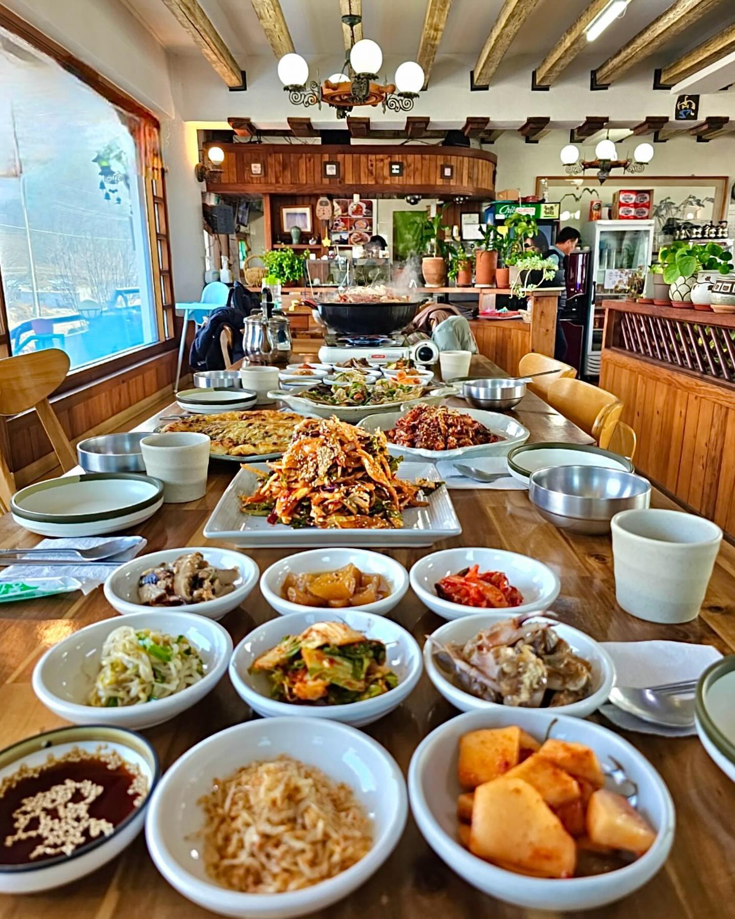 석모도 당일치기여행!! 

보문사 입구에 있는 춘하추동은 유니아일랜드cc에서 차로 9분거리, 미네랄온천은 차로 2분거리, 수목원에서 7분거리에 있어 강화 드라이브갈때 가기 좋은 곳이에요 온천도 즐기고 맛있는 것도 먹고😋

바다가 보이는 바다뷰와 논뷰가 너무 예쁘고 겨울에도 따뜻한 테라스에서 식사하기 좋더라고요😍

국내산 꽃게로 알이 꽉차고 신선하고 한번 맛보니 잊을수 없었던 맛이라 저도 단골됐습니다 😁 가족들과 당일치기 강화도 여행갔다가 들러본 춘하추동~~ 또 먹으러 가려구요 ღ'ᴗ'ღ 

📍인천 강화군 삼산면 삼산남로 823 춘하추동
☎ 032-932-3584
⏰ 월-일 8:00~21:00

#석모도맛집
#석모도미네랄온천맛집
#강화석모도맛집
#석모도보문사맛집
#석모도꽃게탕
#석모도간장게장
#석모도유니아일랜드cc맛집
#석모도가볼만한곳
#석모도수목원맛집
#석모도민머루해수욕장맛집
#석모도식당
#강화도석모도맛집
#춘하추동
#강화석모도맛집
