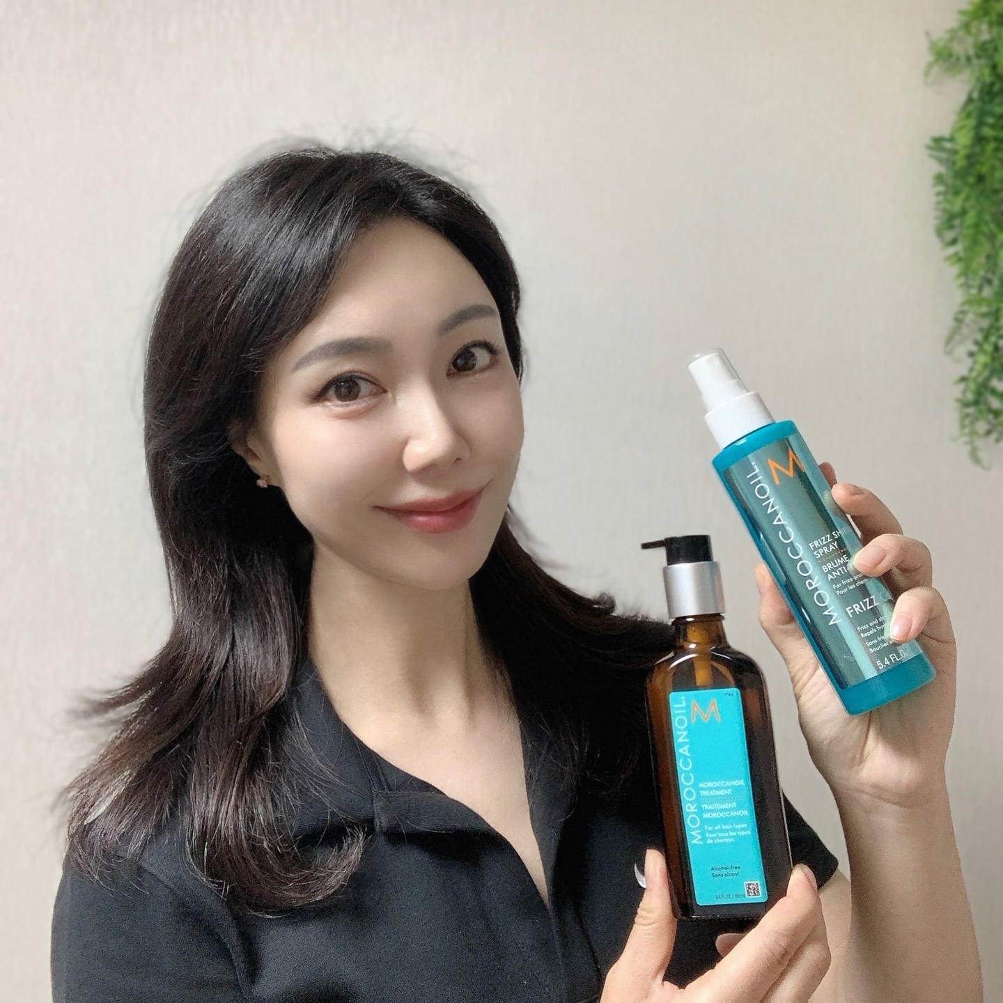 #모로칸오일 ✨제품협찬
 
머리가 정돈되지 않아 셀카도 멀리하는 요즘,
유명템에는 이유가 있찌이!😆ㅎㅎ
모로칸오일 트리트먼트와 프리즈 실드 스프레이로 오랜만에 차분한 헤어스타일을 완성했어요!
 
샴푸 후 모로칸오일 트리트먼트를 머리 중간부터
끝단까지 살살 발라주면, 끈적임 없으면서도
푸석한 모발이 부드럽게 윤기나서 너무 좋아요.💕
 
프리즈 실드 스프레이는 미스트 타입이라
언제든 칙칙 뿌려주기 좋아요!
마무리감도 너무 좋고 습기나 건조함, 열손상으로
부터 모발 보호에도 좋아요!
 
머릿결이 정돈되니 자연건조 했는데 평소보다
컬도 확실히 예쁘게 살아난거 같죠?😘
 
벌써 비가 자주오는데 장마철 곱슬거리고 
부스스한 머릿결 관리하려면 모로칸오일 트리트먼트와 실드 스프레이 필수에용! ㅎㅎ
 
 🩷

#프리즈실드스프레이 #모로칸오일트리트먼트 #헤어오일 #헤어케어 #헤어오일추천