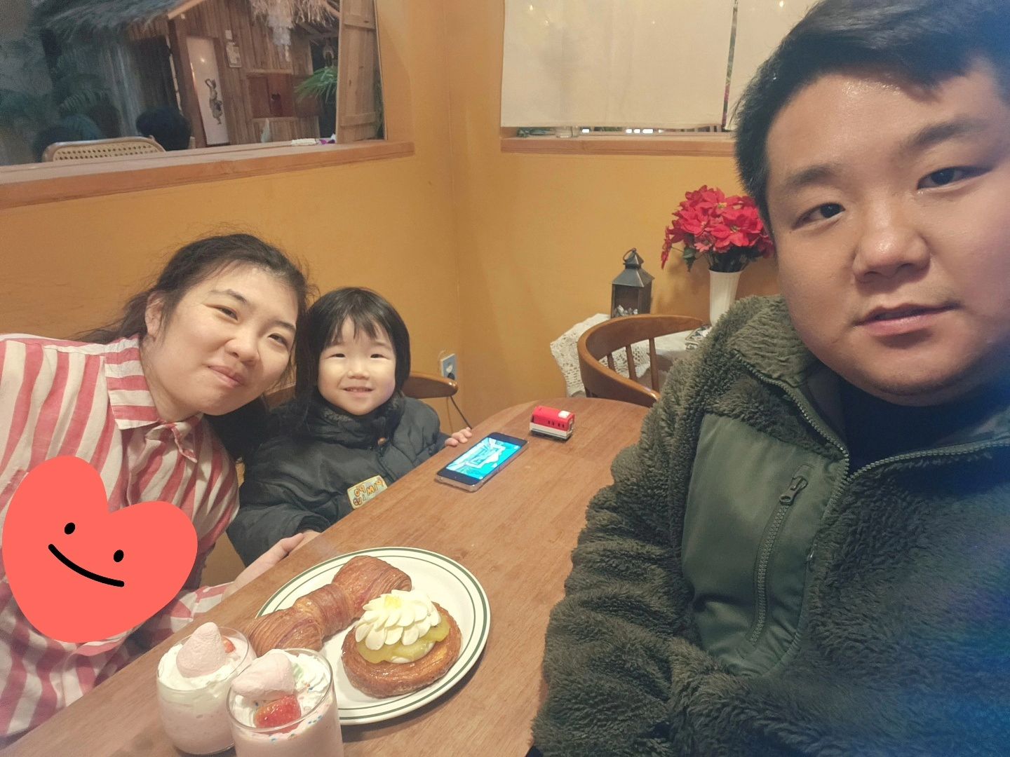 #협찬 
아이랑 카페가면 ..입으로 들어가는지 코로들어가는지 
모르고 흡입하기바쁜데 

두시간을  신나게 놀고왔다면 😍

완전 강추 

입구에 새로생긴 베이커리 존이생겨서  입장하자 
빵순이 행복 😸 

테이블이 방갈로로 구성이 되어 
프라이빗 하게 이용이가능 
보드게임 / 마사지기게 /컬러링 등 
태마가 랜덤으로 구성 

그리고 태훈이가 가장좋아했던 대형볼풀장 
말그대로 대형 신랑이 들어가 파묻혀지는 
깊고 넓은 최고의 볼풀장

여기는 홍대 코코넛 박스💖

#홍대카페 #홍대카페추천 #홍대베이커리 #홍대베이커리카페 #홍대브런치 #홍대대형카페 #홍대빵집 #코코넛박스