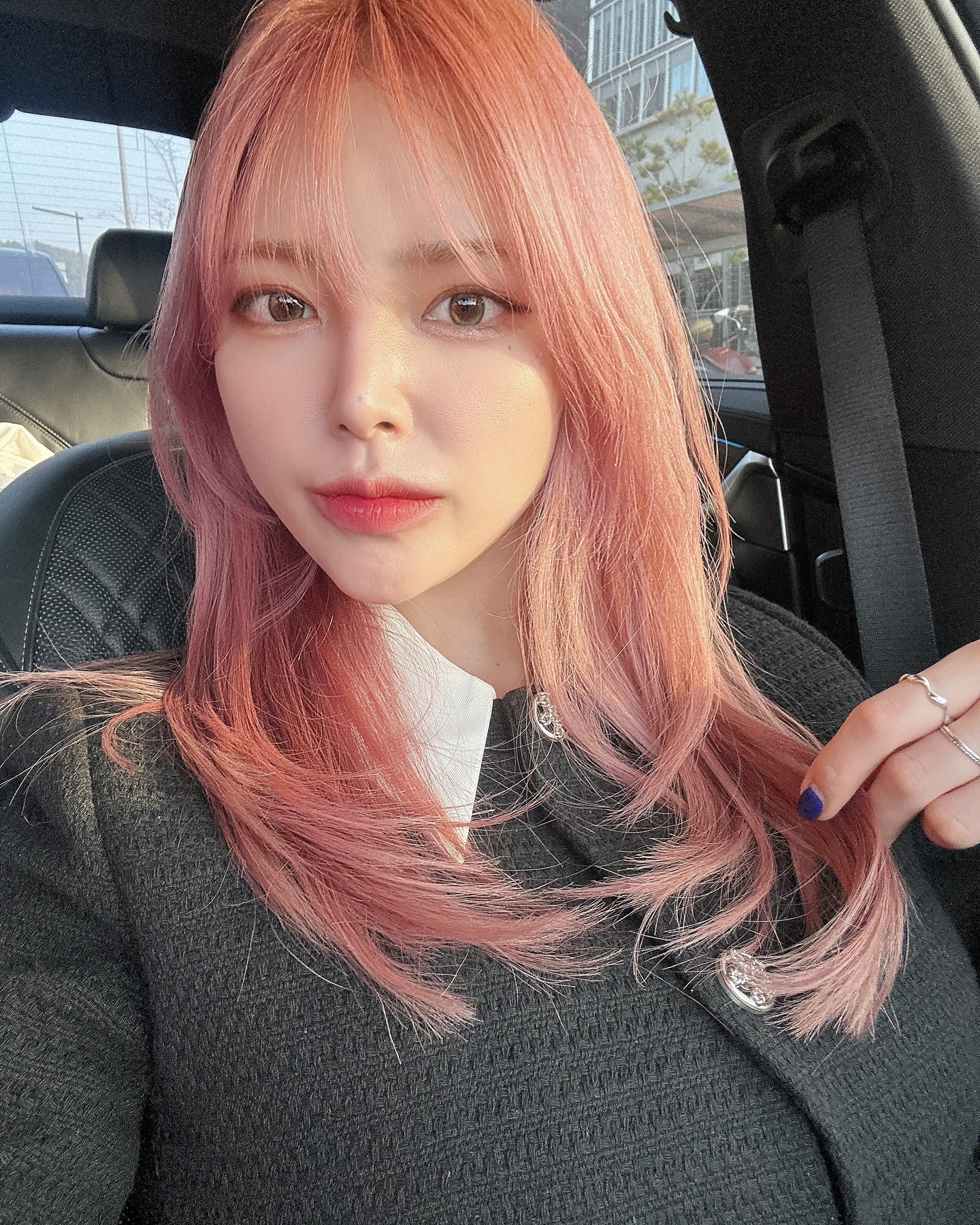 긴머리만 고집하다 

몇년만에
#미디움레이어드컷 으로 변신..🤍 

양슨생님
yang_hwan_yi 
마음에 쏙 들게 잘라줘서 고마워🫶🏻

#애쉬핑크 #미디움헤어 #미디움레이어드컷 #반포미용실 #레이어드펌