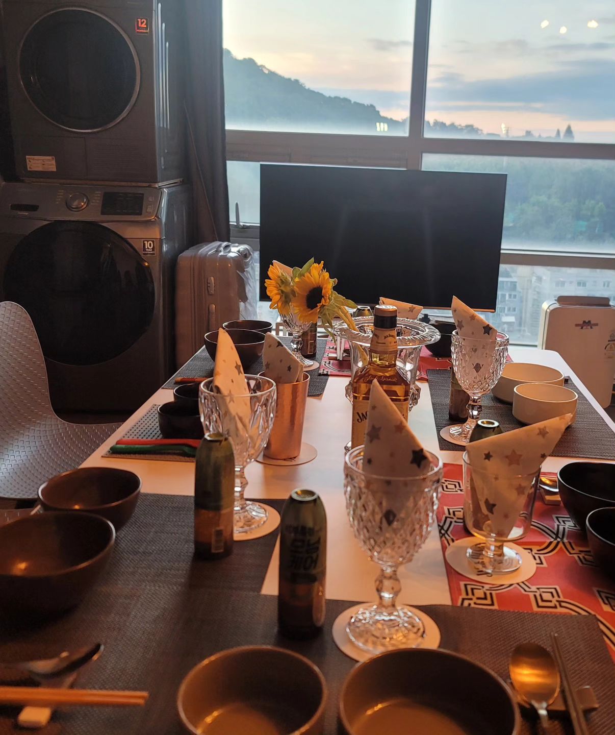 와인 6병, 양쥬 2병, 각종 맥쥬들 & 마무리 소맥으로 끝난...
폭풍전야의 모습🤣👌

#산뷰 #24시간산뷰 #마운틴뷰 #mountainveiws🏔️ #하늘뷰 #SkyVeiw #홈파튀🎉 #HomeParty #저번주토욜사진🙈 #짝짝짝👏