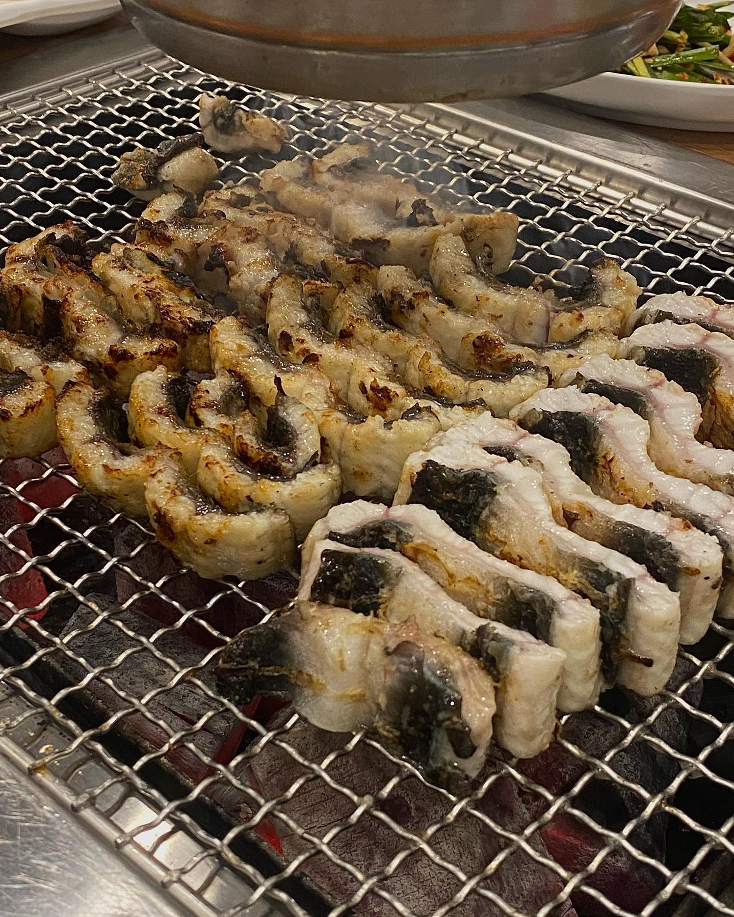 📍#양덕 #미남장어

포항 장어맛집 입니다...

저녁에는 사람이 꽉 차서 예약필쑤예요 *.*
장어는 매대에서 직접 그람수랑 덩치 보고 골라오심 되는데,
커다란 녀석으로 고르세요! 훨씬 맛있음
직원분께서 다 구워주셔서 맛있게 먹기만 하면 되어요

오동통하고 쫄깃 쫀득하나 진짜.... 존맛....
잡내 전혀 없고 취향따라 소스 찍먹하기 😉
앞으로도 장어 먹을 때면 여기 갈 거 같아요••🤤

✅100g당 10,500원 +인원수대로 자릿세
🚘매장 앞 주차장
⏰매일 11:00-22:00
(평일 bt.2:30-4:30 주말 브레이크 없음)

진짜.. 배부르게 먹고 나왔읍니다 ㅋㅋ 🤭

-
#포항맛집 #포항장어 #미남장어양덕점 #장어구이 #장어탕 #장어맛집 #양덕동맛집 #포항맛집추천 #포항양덕맛집 #영일대맛집 #수성구맛집 #문덕맛집