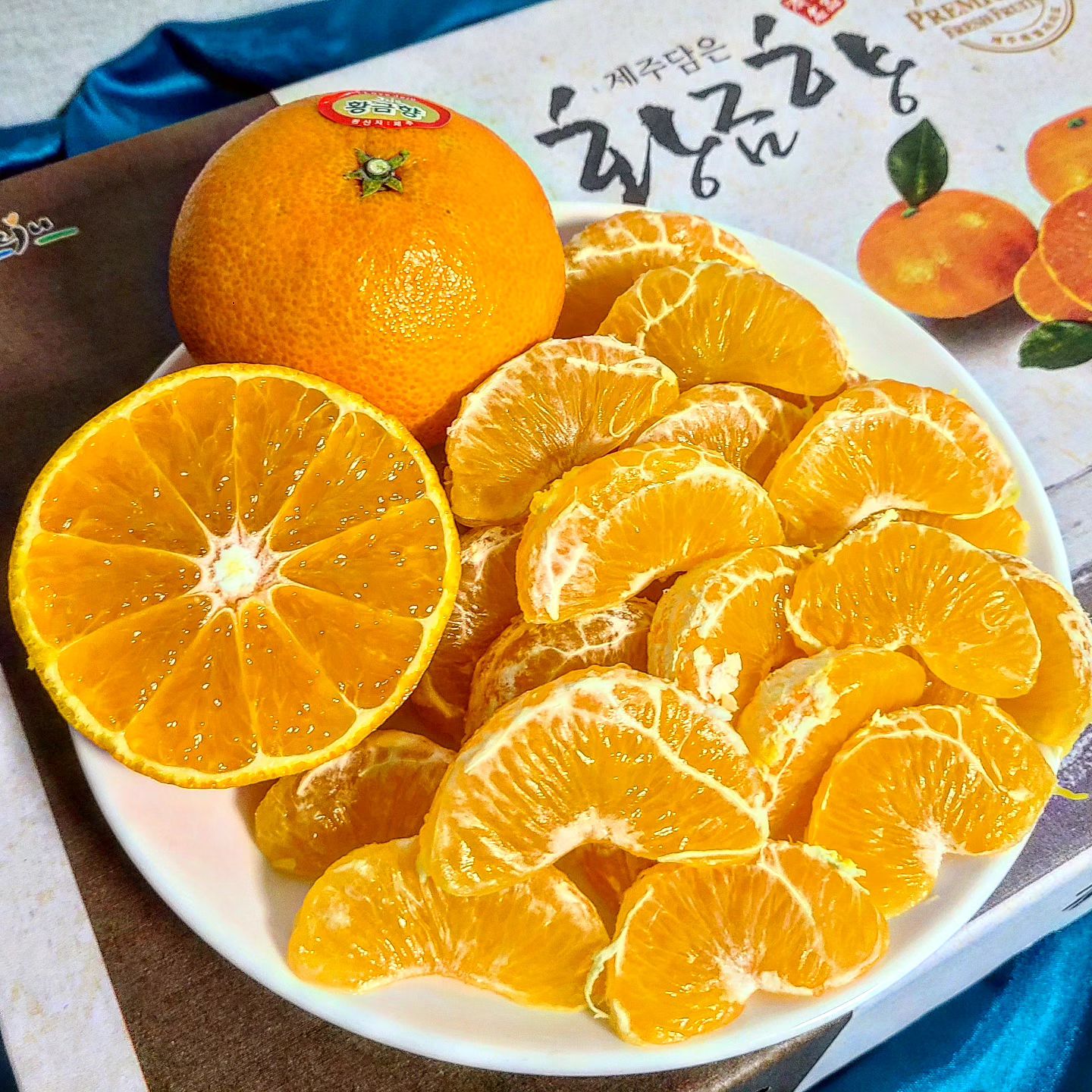 🎈#협찬 온라인구매 #귤따는며느리 🎈

귤보다 당도 높고 신맛 적은 제주황금향🍊

✔ 황금향 중과 2.5kg

황금향은 일반 귤에 비해 당도가 높고 신맛이 적고
육질이 부드러우며 과즙이 많다해요 🍊

새콤달콤한 과일 좋아해서 귤류도 되게 좋아하는데
황금향도 새콤달콤하니 너무 맛있더라구요😊
16브릭스의 고당도라 다른 황금향보다 더 달달했어요!

귤따는 며느리는 강제코팅, 착색, 후숙 작업을 하지 않아
보다 깨끗하고 신선한 제품을 제주 산지직송으로 보내줍니당
저농약 사용하기에 안심하고 믿고 먹을 수 있는 점도 좋더라구요 :)

---
🛒 https://m.smartstore.naver.com/farmstory22