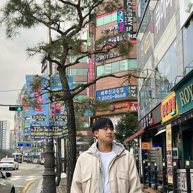  성의 on Instagram: "#광고
여행 가고싶다 :)
-
-
#협찬 
@standarderror_official  제공받았습니다.

💌스탠다드 에러 “하이넥 포켓 레더 자켓” 소개해 드립니다.
소재 PU 100% 보통 레더 질감보다 소프트한 터치감으로 느낄 수 있는 편안한 착용감 입니다 !!🤩 

루즈한 실루엣으로 툭 떨어지는 핏감이 예술 !! 부담없이 걸치기 좋고!! 요즘 같은 날씨 !! 봄에 입기 너무 좋을 거 같아요 👍 

전체적인 깔끔한 디자인으로 밑단 밴딩으로 다양한 스타일링도 가능 !! 청바지에 입어도 이쁘고 셋업에 걸쳐도 정말 이쁘다고요 🤟

#스탠다드에러  #STANDARDERROR #남여공용자켓  #자켓 #데일리룩 #자켓추천  #간절기아우터  #jacket #パンツ  #outer  #스탠다드에러x텍토리 #레더바시티 #하이넥레더"