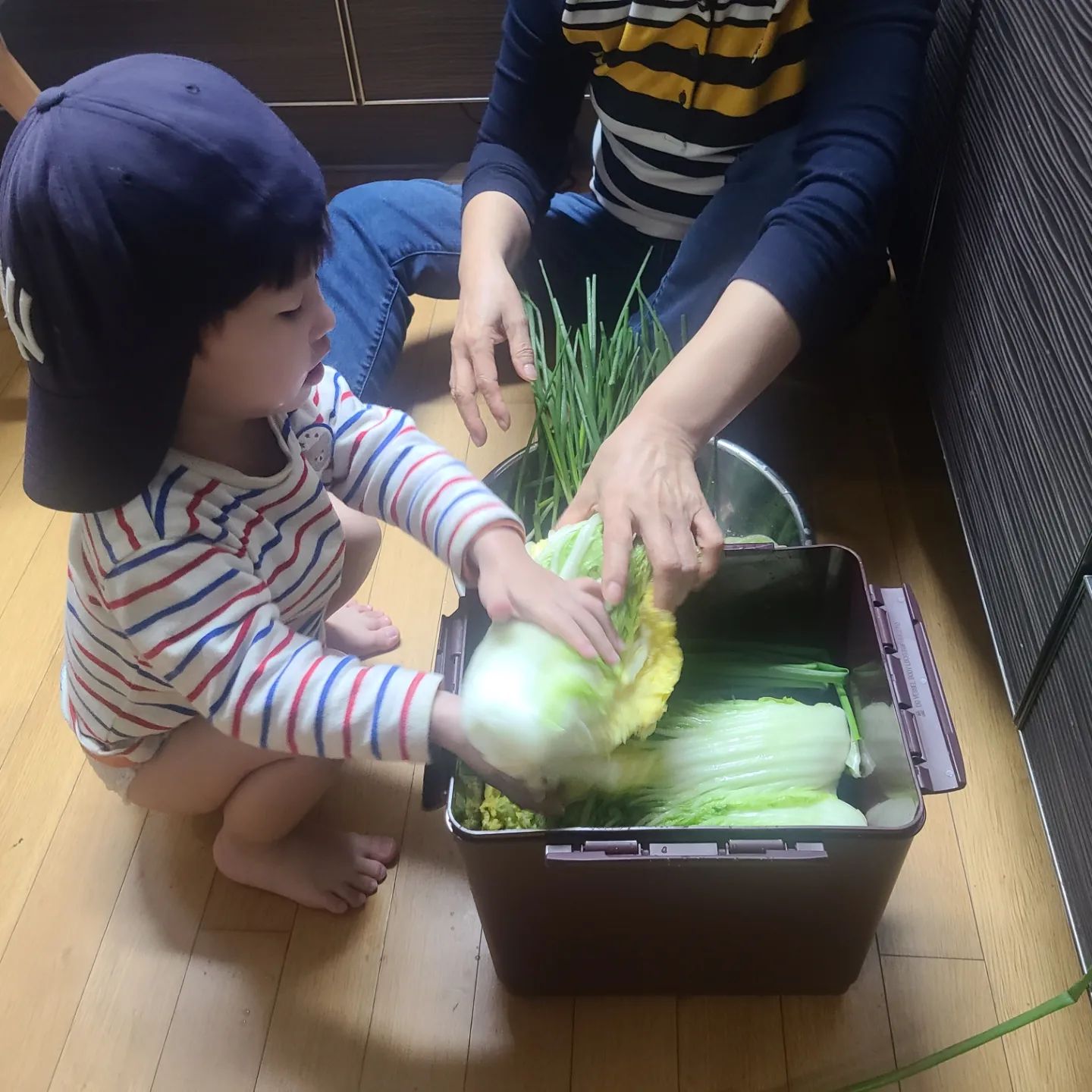 할머니랑 김치 만들기 ❤️
며칠 전 은수가 직접
뽑아온 배추와 무로
은수가 좋아하는 백김치
할머니와 만들었어요~
얼집 숙제인건 안 비밀😅
그나저나 현수 때랑 비교해서
은수 얼집은 정말
여러 모로 대만족~ 
이렇게 좋은 곳이
단지 내에 있어서 정말 다행이고
늘 감사해요❣️
#청라스카이어린이집 👍👍👍
