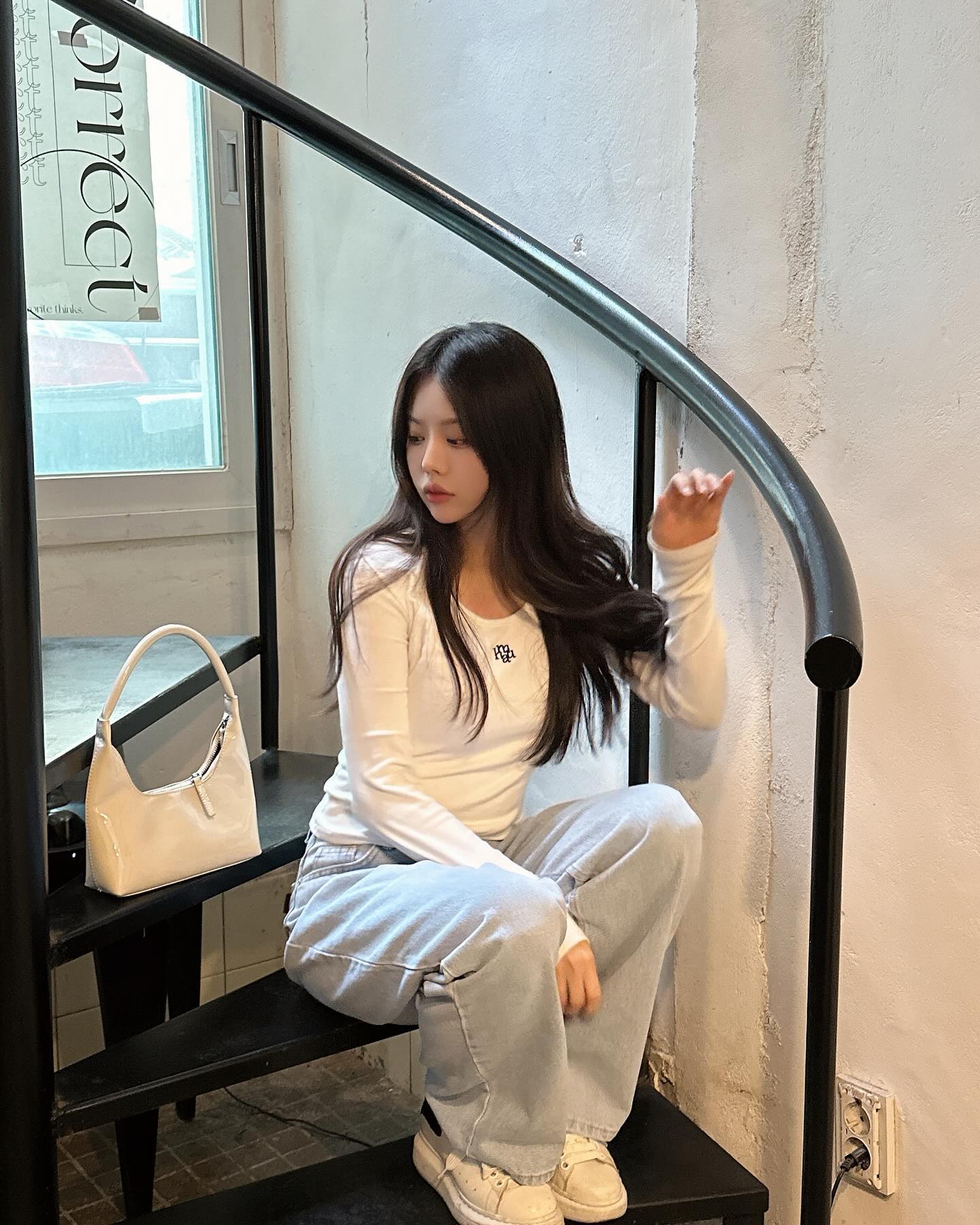 #광고 muah.muah_official 
흰티와 청바지 조합은 이길수 없댜👊🏻✨
#무아무아 #muahmuah