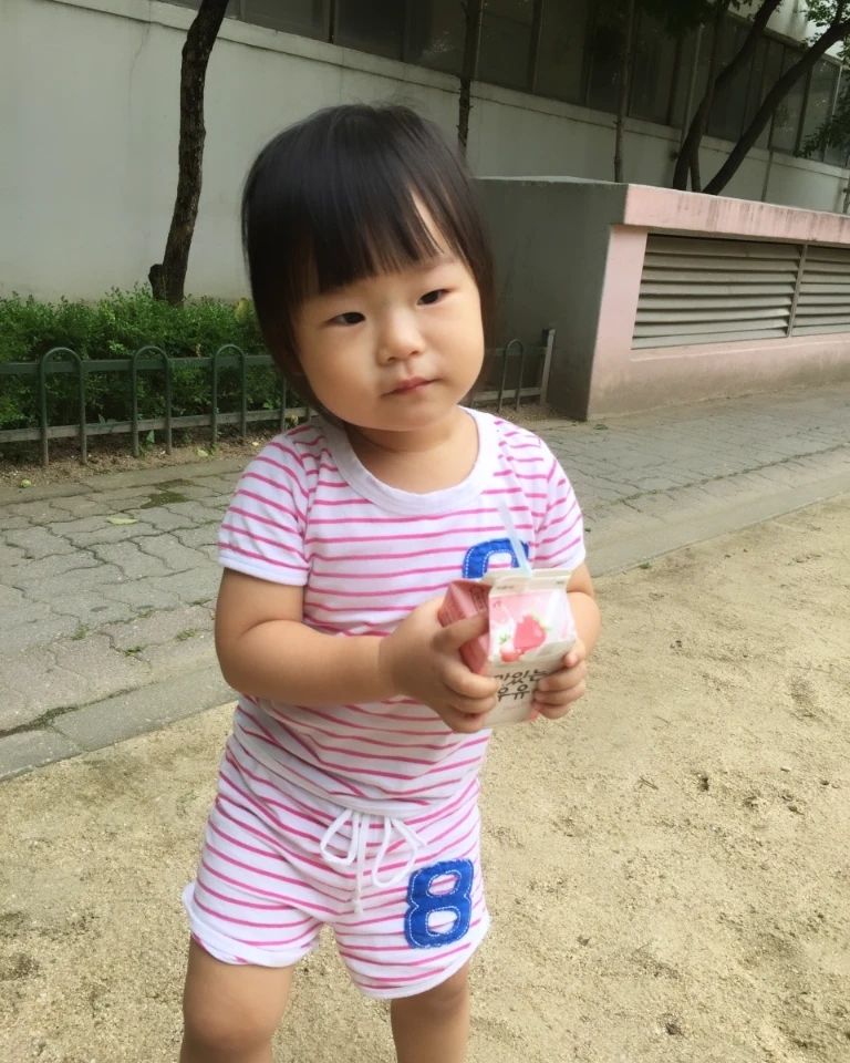 딸기우유 좋아하던 시절이 있었던 딸랑구??
지금은 왜 그런거니😮‍💨😮‍💨😮‍💨

신랑도 그땐 엄청 말랐었네 ㅋㅋㅋ

#추억소환 #딸기우유러버 #지금은바나나우유 #추억스타그램
#네이버가찾아준 #2살딸래미 #그립다그램