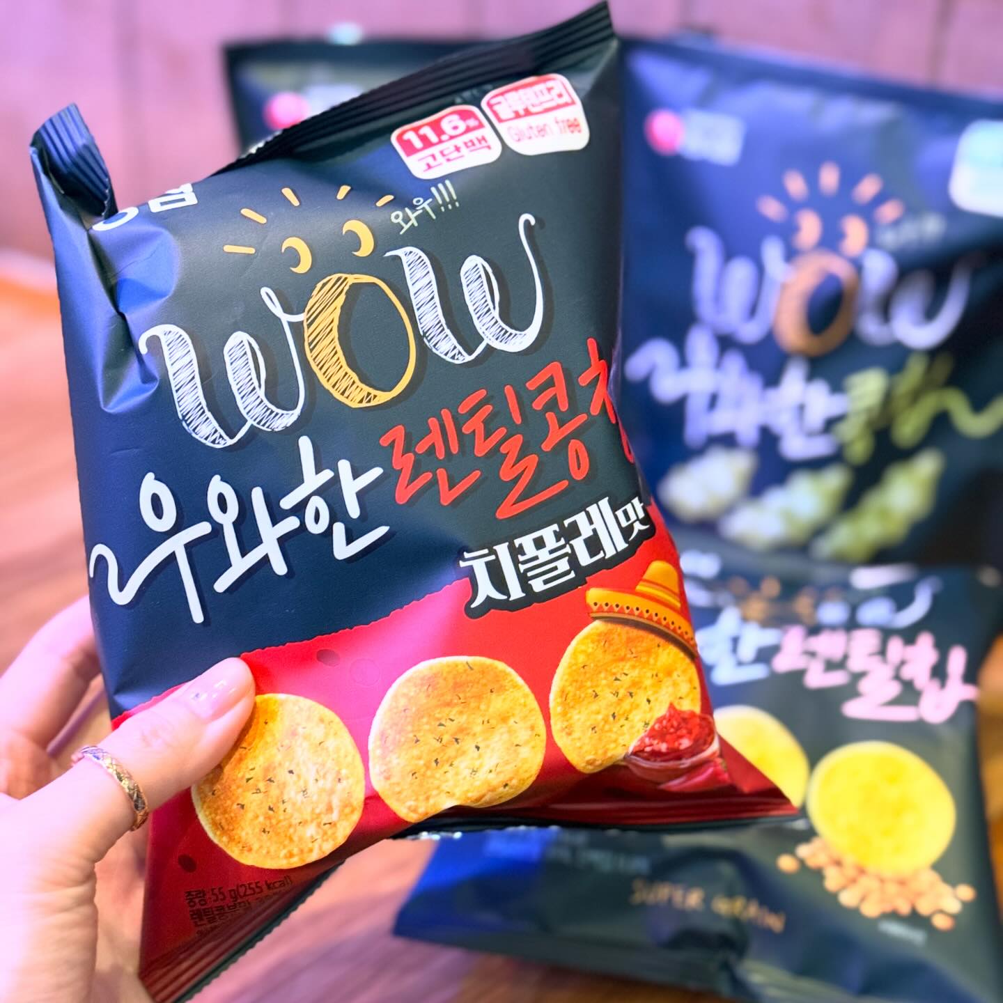 #제품증정
농심 우와한렌틸콩칩치폴레맛 😋
’우와한 콩칩‘, ’우와한 치즈칩‘, ’우와한 렌틸칩‘에 이어
네 번째로 선보이는 #우와한칩시리즈 소개해드릴게요

영양이 꽉 찬 렌틸콩으로 만든 #우와한칩렌틸콩칩치폴레맛
멕시코 요리에 많이 사용되는 치폴레 소스로 만들어
훈연한 할라피뇨, 토마토, 마늘 등 매콤새콤한 감칠맛과
바삭한 식감, 고소한 맛과 달콤한 풍미가 일품💕

개인적으론 부드러운 크림소스나 마요네즈 같은 딥핑소스
혹은 맥주와 함께 드시는걸 추천드려요 ㅎㅎ

글루텐 프리 안심 스낵 #우와한렌틸콩칩치폴레맛
아이들 간식, 야식으로 맛과 영양까지 한번에 챙기세요🫶🏻

#스타일러매거진 #쓰리뷰 #고단백 #글루텐프리 #건강스낵 #농심 #우와한렌틸콩칩치폴레맛 #먹스타그램 #맛스타그램 #신상과자 #신상템 #신상스낵 #과자추천 #snack #nongshim #healthyfood #delicious #fff #instagram #instagood