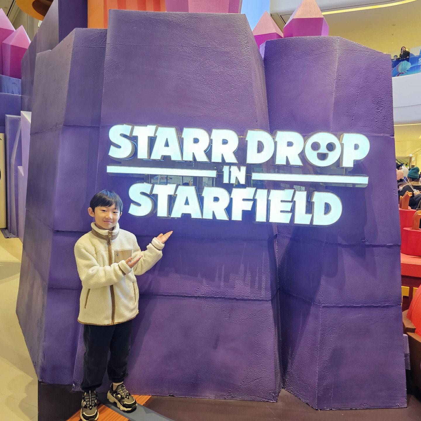 #광고
⭐스타 드롭 인 스타필드⭐ 

프리 오픈에 이어 정식 오픈한
스타필드 수원에 브롤스타즈
팝업 체험존이 열렸어요🎊

브롤스타즈하면 자다가도
일어나는 우리 아이와 함께
빠르게 다녀왔는데요🚀

현장에서 실시간으로 펼쳐지는
브롤스타즈 대전에 참여만 해도
스타 드롭이 마구 쏟아지는 거 있죠

💜 게임존 🤜💥🤛
📍 미션 1) 쇼다운 아레나: 쇼다운 대전에 참여한 뒤 등수에 따라 스타 드롭 차등 증정
📍 미션 2) 3v3 아레나: 3v3 대전에 참여한 뒤 등수에 따라 스타 드롭 차등 증정
* 게임존은 현장 QR 코드 예약을 통해 입장 가능해요
* 각 게임존은 1일 1인 1회만 참여할 수 있어요
★주말에는 게임존이 포토존으로 대체 운영되므로 게임존 참여를 원하시면 평일에 방문하면 될 것 같아요

다 소장하고 싶은 브롤스타즈
브롤스타즈x라인프렌즈
굿즈도 만나볼 수 있어요

게임 실행 화면만 인증해도
스타 드롭을 증정해줘요🌟

💜 굿즈샵 🎁
📍 미션 1) 브롤스타즈 인증: 굿즈샵 내 리워드 부스에서 브롤스타즈 실행 화면을 인증하면 스타 드롭 증정

귀엽고 멋진 브롤러들과
인생샷 찍고 해시태기와 함께
SNS에 인증하면 
스타 드롭이 쏟아져요! ⭐

💜 포토존 📸📸
📍 미션 1) 포토존을 포함해 팝업 체험존 곳곳을 체험하는 모습을 #스타드롭인스타필드, #스타필드수원, #브롤스타즈 해시태그와 함께 SNS 업로드하면 스타 드롭과 브롤스타즈 스티커팩 OR 음료권 증정
(포토존 또한 현장 예약을 통해서면 입장 가능해요)

모든 리워드는 한정 수량 증정으로 소진 시 조기 마감될 수 있어요
모든 미션은 1일 1인 1회 참여하실 수 답니다

스타 드롭 겟! 하러🎶
다양한 행사가 소개되어 있으니 아이들과 함께 주말에 스타필드 수원으로 놀러가요~

브롤스타즈 공식 페이지
https://www.instagram.com/p/C2pMrtiLDlO/?igsh=bWcwaHVlazk3cmlo

#브롤스타즈팝업체험존 
#수원가볼만한곳 
#수원놀거리 #아이와가볼만한곳 
#주말갈만한곳 #주말가족나들이 
#가족나들이 #서울근교나들이
#설연휴갈만한곳