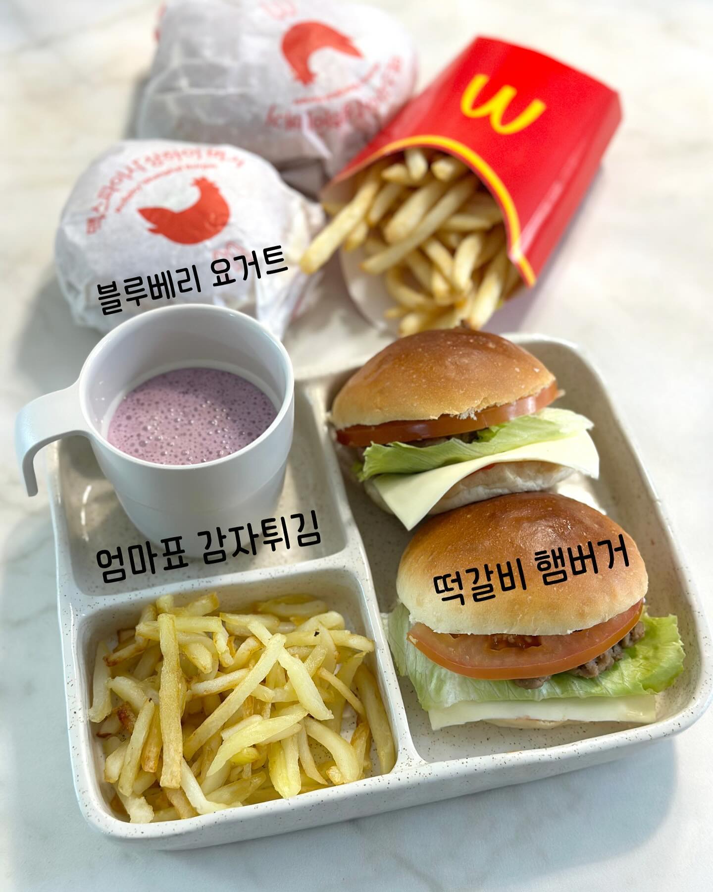 🔹 #뚜호맘마_수제햄버거(26개월)

뚜호는 주말에 엄빠와 함께 햄버거를 맛있게 먹었답니다ㅎ ㅎ 
차를 타고 오고가며 햄버거집을 가르쳐줬더니 수호도! 햄버거! 라고 요즘 매번 말해서 엄마가 햄버거 만들어줄께!라고 말했는데 드디어 만들어줬네요 ㅎ ㅎ 
엄빠랑 똑같이 생긴 햄버거를 보자마자 어찌나 즐거워하던지😆😆ㅎㅎ
먹는내내 음~맛있다 말하는 뚜호ㅎㅎ
뚜호맘은 집에 있는 떡갈비를 패티로 사용해서 만들어줬어요ㅎㅎ  패티대신어 떡갈비, 돈까스, 새우까스 등 여러가지로 대체가능하니 우리 친구들도 맛있는 햄버거 먹길바래요❤️
햄버거의 단짝친구인 감자튀김도 만들어줬더니 우리뚜호 이거뭐지? 튀김?ㅎ ㅎ  이제 감자튀김이라는 존재를 알게되었답니다ㅎㅎ 조금만 더 커서 햄버거집에 같이 사먹으러 가자❤️

🍔수제 햄버거 만드는 방법🍔
1. 모닝빵을 칼로 반을 잘라준다.
2. 올리브오일을 두른 후 수제 떡갈비를 앞뒤로 구워준다.
3. 모닝빵 한쪽면에 케찹을 발라준다.
4. 모닝빵 사이에 치즈, 양상추, 떡갈비, 토마토를 넣어준다.

🍟엄마표 감자튀김 만드는 방법🍟
1. 감자를 얇고 일정한 두께로 잘라준다.
2. 물에 담궈 전분기를 빼준다.
3. 감자를 물에 담고 전자레인지에 4~5분 돌려서 익혀준다.(바로 튀겨도 되지만 빨리 익어라고 익혀줬어요)
4. 키친타올로 깨끗하게 물을 닦아준다.
5. 올리브오일을 넉넉히 둘러준 후 굽듯이 튀겨준다.
6. 감자가 익으면 기름을 빼준 후 식혀준다.
7. ❤️완성❤️

🧆수제 떡갈비 만드는 방법🧆
1. 돼지고기 다짐육 120g, 소고기 다짐육 150g와 여러가지 야채를 다져서 준비한다.(저는 양파, 당근, 애호박을 사용했어요. 야채는 총 80g)
2. 후라이펜에 기름을 살짝 두른 후 다진 야채를 볶아준다.
3. 그릇에 1번재료+계란 1알+전분가루20g, 간장 1T(어른 숟가락)을 넣고 잘 섞어준다.
4. 최대한 많이 치대준다.
5. 다양한 모양으로 만들어준다. (버섯에 말기, 동그랗게, 치즈 넣어서 동그랗게, 납잡하게 등)
6. 오븐이나 에어프라이어에 넣어 180도 10분 뒤집어서 5분 구워준다. (가전제품이 다르기 때문에 중간중간 확인부탁드려요)
7. 그외는 기름종이를 겹겹이 깔고 냉동실에 넣어서 보관한다. (랩으로도 가능)
8. ❤️완성❤️

📍 다온 도라지는 지금 공구중입니다. 구매 및 상세정보는 프로필에서 가능합니다😁

#소띠맘 #소띠아기 #흰소띠맘 #육아소통 #육아스타그램 #육아맞팔 #이유식 #초기이유식 #중기이유식 #후기이유식 #완료기이유식 #유아식 #유아식단 #유아식레시피 #유아식반찬 #이유식기록 #이유식그램 #토핑이유식 #자기주도이유식 #블루마마 #이유식식판  #유아식반찬 #돌아기반찬 #유아식국 #무염유아식 #저염유아식 #두돌아기 #두돌아기식단 #두돌생일상 #두돌아기반찬