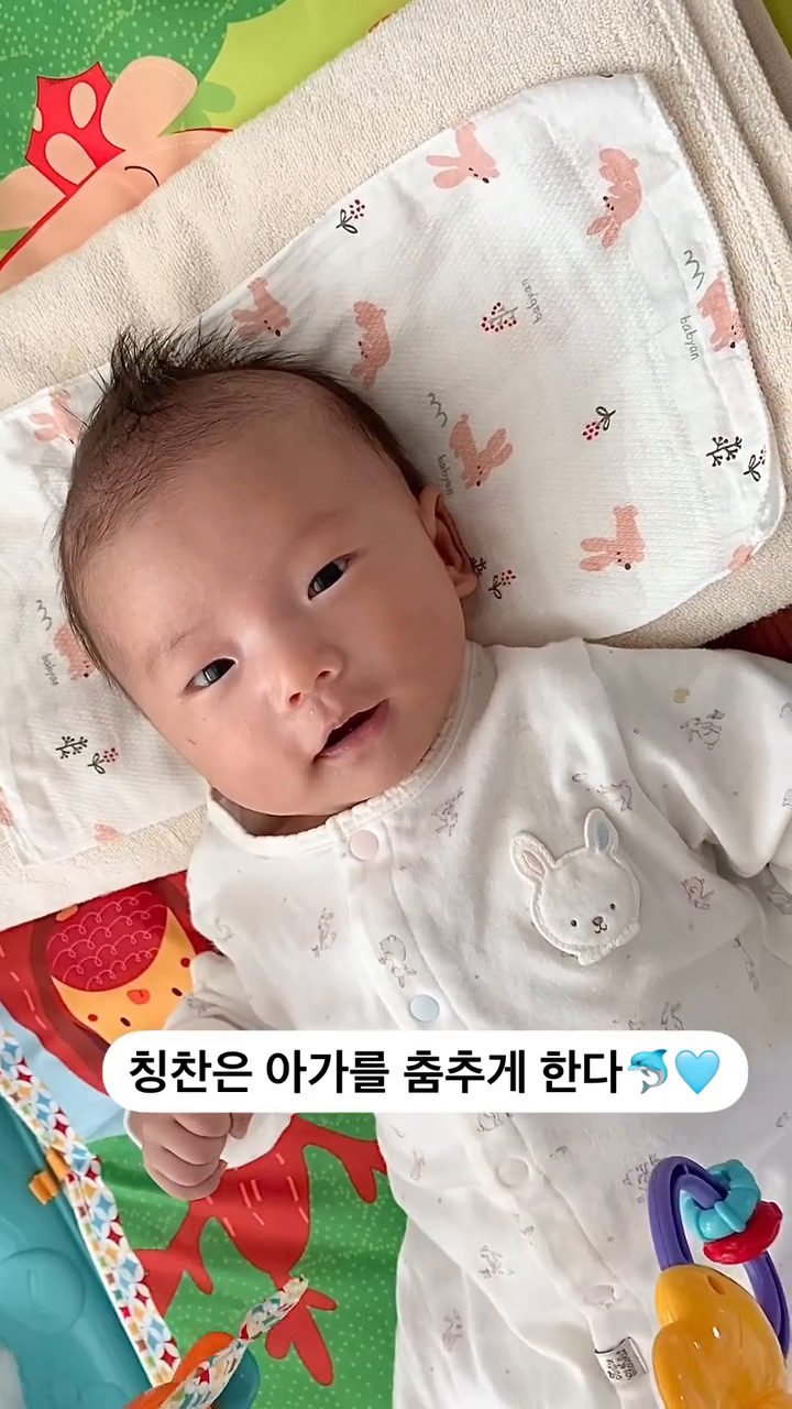 #갬수디의시선 칭찬은 은범이를 춤추게 한다🩵

아기체육관 신나게 놀길래 칭찬해주니 눈웃음 발사💕

#생후2개월 #60일아기 #아기릴스 #아기영상 #귀여운아기 #눈웃음 #아기배넷짓 #아기모델 #육아스타그램 #아기가사는집 #토끼띠맘 #토끼띠아기 #아들맘 #아기여워