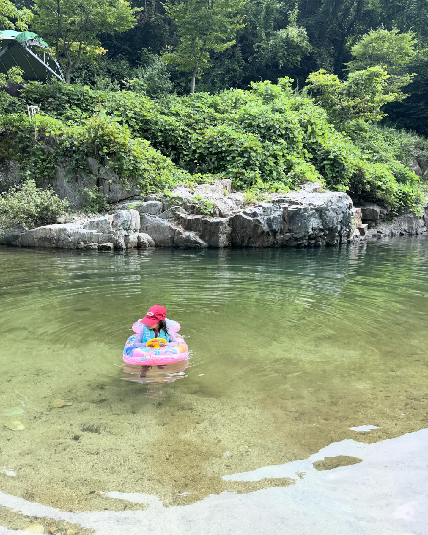 펜션 아래에 단독으로 놀 수 있었던 계곡💚🫶🏻
진짜 놀기 너무좋았다 물반 물고기반 🥹
이렇게 크고 많은 물고기를 보면서 놀다니
신기하고 재밌고 :-) 2박3일동안 시원하게 몸담구고
물고기잡고 잘 놀았다!!

성주여행 3편

#성주 #성주계곡  #성주펜션 #가족여행 #여름여행 !