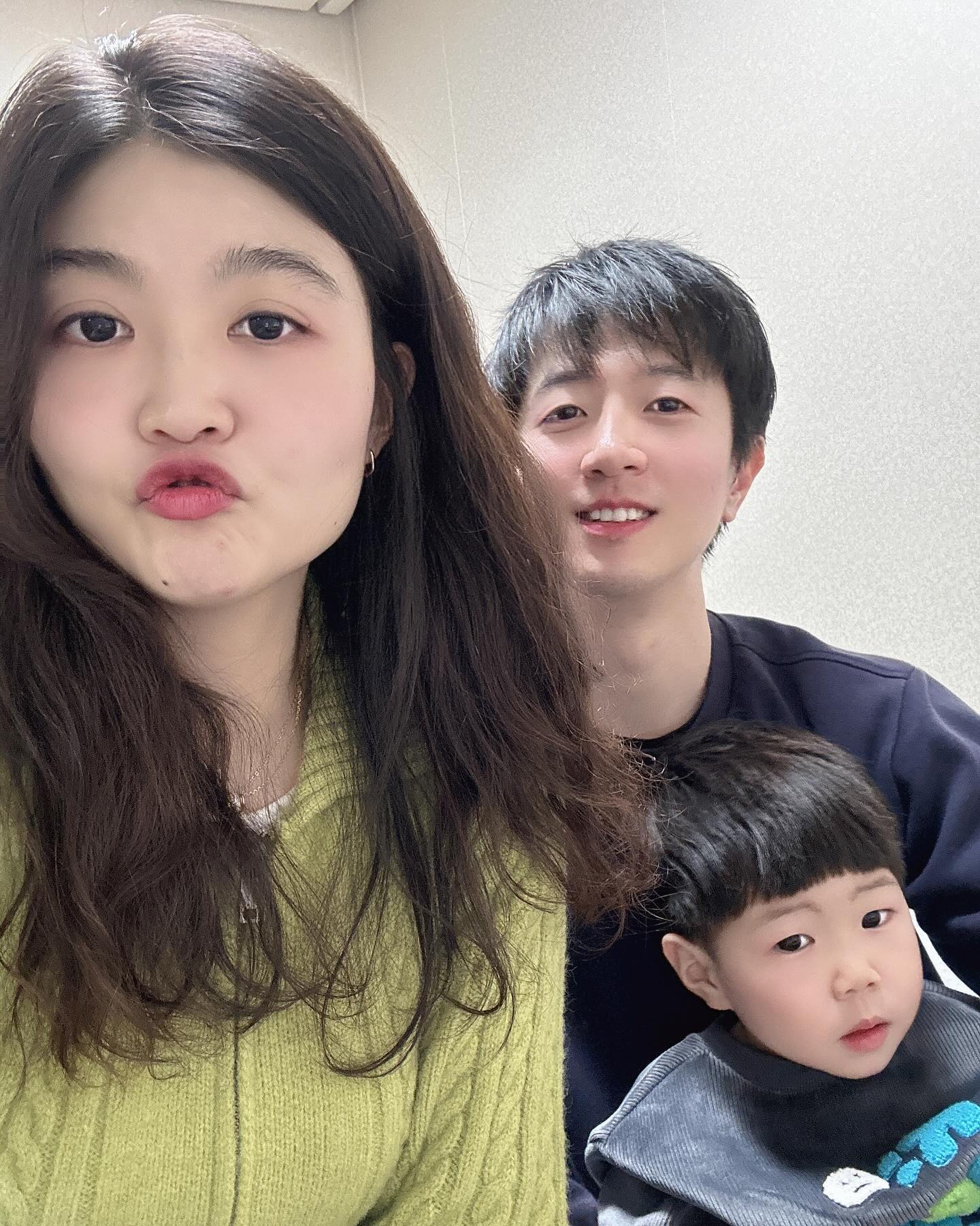 2023.12.16-18
2박3일 여수도크기간 방선
짧다면 짧고,길다면 긴 2.3초의 날✨
9개월만에 만난 아빠는
태건이의 체력,먹성,어휘력 쓰리콤보당하심,
배위까지 올라간다고 식겁쳤지만 가지않았다면 후회했을지도🥹
운전해서 같이가준 내동생덕에 해피한시간들이었음💕

#가족 #가족사진 #항해사가족 #일항사님 #일항사남편 #9개월만에상봉 #방선 #여수 #36개월아기 #쥐띠아기 #항해사