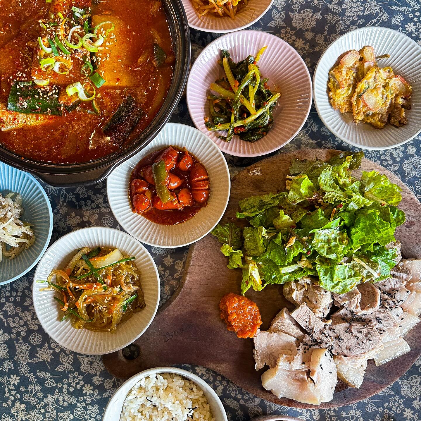 🏔️[#성산마씸] - 가성비 좋다고 느껴지는 제주 갈치맛집 비결 3가지 

1️⃣ 다양하게 구성된 세트메뉴 
갈치조림과 돔베고기를 합리적인 가격에 한가득 먹을 수 있는 세트메뉴가 있어요 

2️⃣ 다양한 서비스 제공 
현금결제, SNS 업로드 시 음료와 과자를 제공하는 다양한 서비스를 제공하는 곳이에요 

3️⃣ 한상 가득 나오는 반찬 
정말 맛있는 식당에는 반찬부터 맛있는거 아시죠?! #성산마씸 은 직접 만든 맛있는 반찬들이 천국인 곳이에요 

💲메뉴 및 가격:
-갈치조림 2인 세트 : 72,000원

📍위치:
제주 서귀포시 성산읍 성산리 299-1

⏰영업시간:
매일 10:00 - 20:00

☎️예약 및 문의:
0507-1309-0768

▶️ SNS채널 
massim_jeju