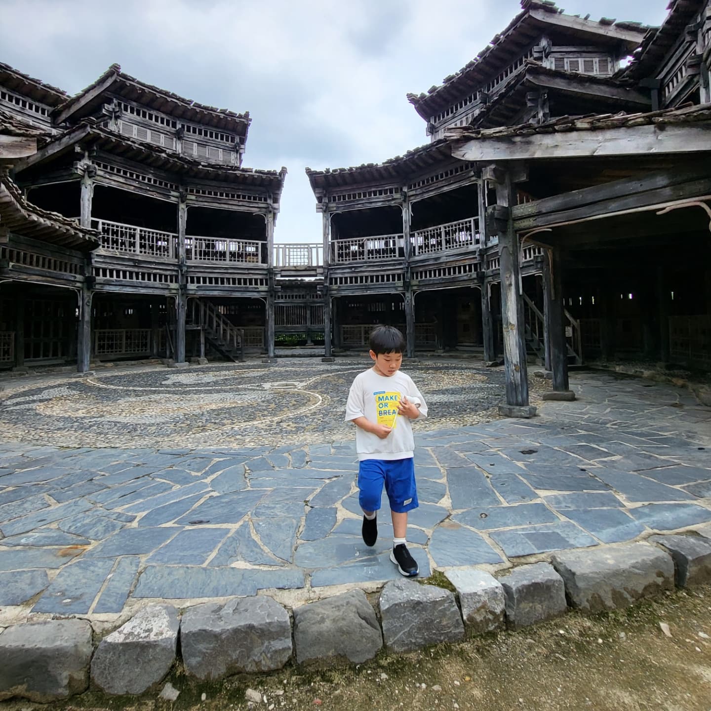 #용인대장금파크캠핑장 #용인대장금파크 #아이와오기좋은곳 #숙박고객에게는입장료무료 #2일연장구경 #너무넓어 #한바퀴도는것도힘들다 
#갑자기비가와서해산 #이천환경학습관 #민물고기엄청커 #닥터피쉬체험 #황금뜰이천쌉밥 #한정식맛집  #동생네집
#1박이2박이된 #친구도불러 #어른3명아이4명 
#남자아이들이라 #에너지최고 #너희들이좋다면야❤️