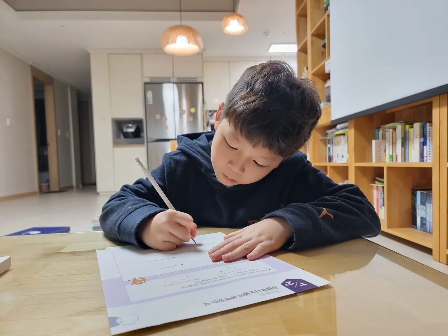 #퇴근일상

하루하루 학습습관들이기!
하루한장 창의력쏙셈을 하고있다.
투덜대면서도 하루하루 하고있는찬이!
기특하다.

#미래엔 #하루한장 #창의력쏙셈
