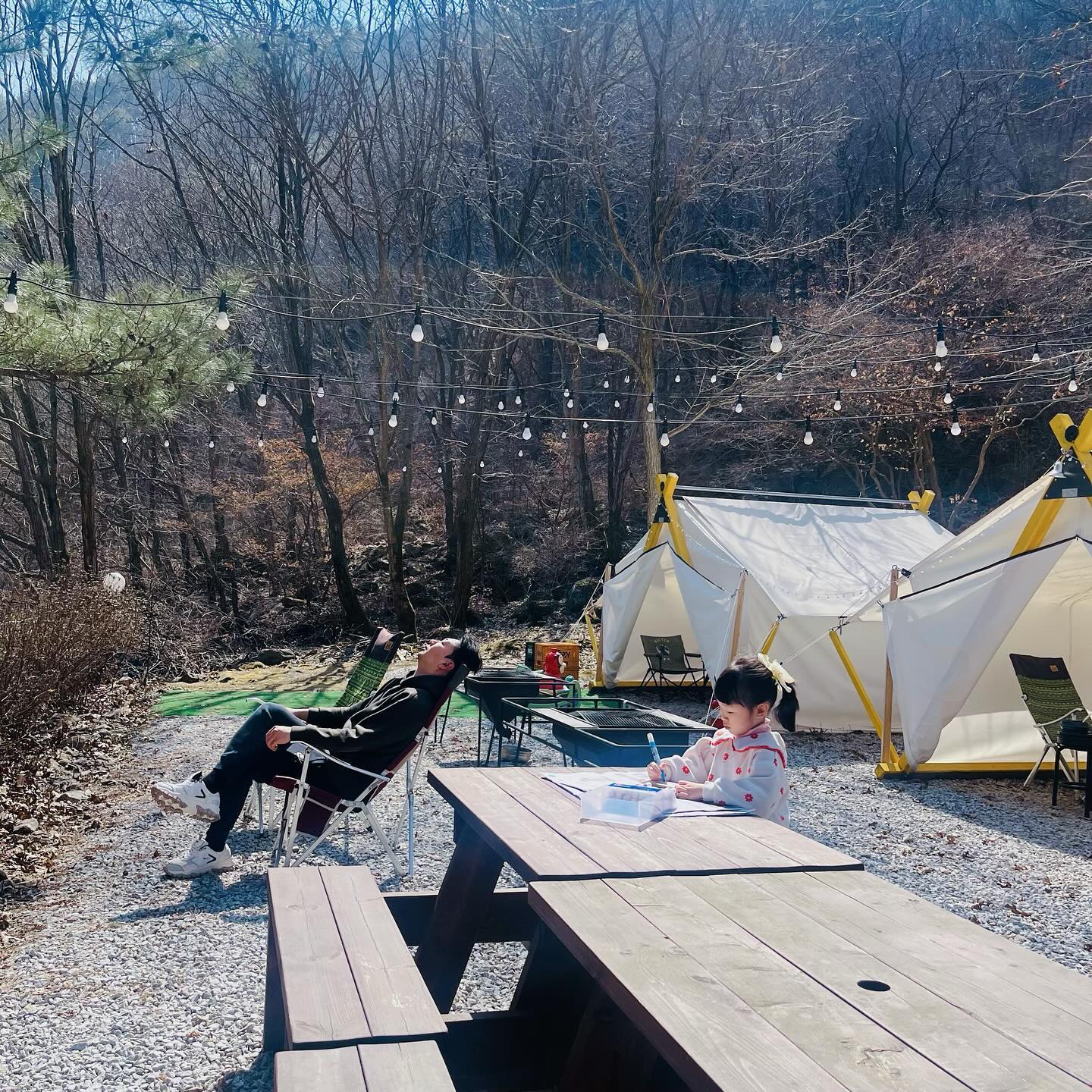 따듯한 토요일 오후 
야외바베큐즐기고 힐링•_•🧡
좋아요 좋아 ~
🫣

가까운 도심 속에서 즐길 수 있는 바베큐 캠핑식당
깔끔한 시설 , 넓은 주차장
(피크닉앤그릴 전용 대형주차장 완비!)
여행 온 기분이라 정말 즐거웠당

📥위치: 강원도 원주시 판부면 백운산길 52
⏰영업시간
월-금 11:30 ~ 22:00
토,일 11:00 ~ 22:00
라스트오더 19:30
☎️0507-1473-0326
�

#협찬 

#주말#주말여행#육아스타그램 #주말육아#일상#원주#피크닉앤그릴#야외바베큐#바베큐#삼겹살#캠핑#인친#팔로우#좋아요#충주
 #어스푼 #어스푼미식회 #충주라이크