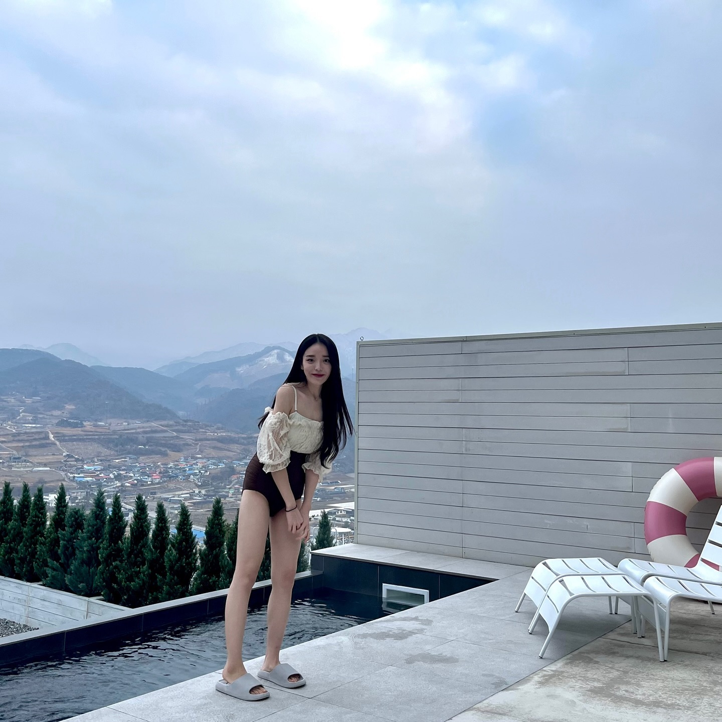 너무 이쁜 숙소에서🤍 ⠀
(물놀이 하기 전❕)