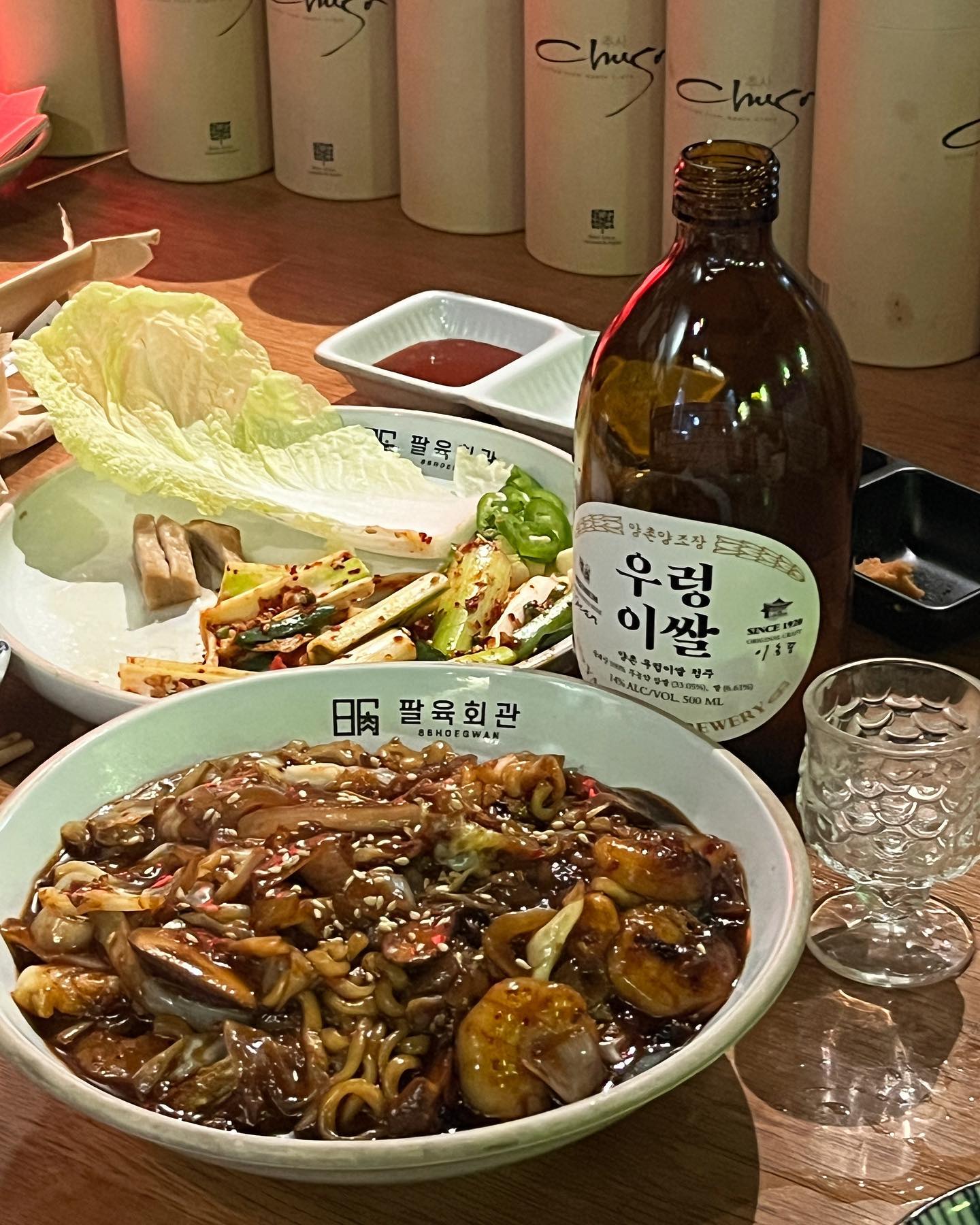 🥢 팔육호바
🕐 18:00 - 03:00

보정카페거리 최애 술집, 팔육호바. 찐단골의 추천 ! ✨

팔육호바는 무엇보다 안주가 정말 맛있어요. '다국적 요리 퓨전 술집'이라는 매장 소개에 걸맞는 다양한 종류의 안주들이 있어요. 제 최애는 샤브나베 ! 이 날은 1차에서 스끼야끼를 먹어 안먹었는데, 술안주에 국물요리 빠질 수 없잖아요 ~ 

🏷 항정살수육(소) 22.0
🏷 짜장같은 짜파게티 8.0

항정살은 구이로만 먹어보구 수육은 처음이었는데, 고기가 탱글탱글한게 식감이 너무 재밌더라구요 ! 맛은 말해뭐해. 양배추랑 파무침이랑 꼭 곁들이기 🤙

조용하고 아늑한 분위기의 죽전 술집을 찾으시는 분들께 강력 추천하는 팔육호바. 주종도 정말 다양하고 안주도 맛있어서 맛있는 술을 맛있게 즐기고 싶은 분들은 꼭 방문해보세용.

📍 용인시 기흥구 죽전로 6 1F
☎ 0507-1498-6670
📌 예약/포장 가능

#죽전술집 #보정술집 #죽전맛집 #보정맛집 #보정카페거리