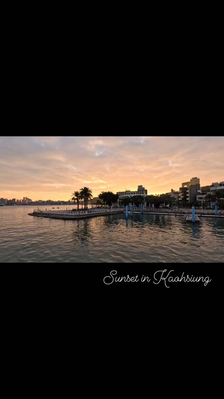 7년 만에 찾은 가오슝!

Gushan Ferry Pier Station에서 
치진섬으로 가는 페리 안이에요.

아이폰 일몰 시간이 꽤 정확한 편이라,
그 시간 맞춰서 15분 전 쯤 페리를 탔습니다.
페리는 5-10분 간격으로 다니고,
이지카드를 사용하면
티켓팅 없이 바로 통과할 수 있어요❣️