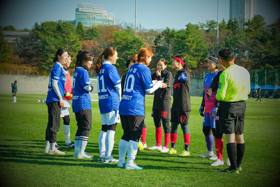 #햄_풋살기록 ⚽️

한마음 한뜻으로 #어셈블fc 첫 풋살대회출전

매경기마다 잘잘못을 따지기보단 
서로를 응원하고 믿어준 우리 팀원들 덕분에
팀스포츠 매력에 더욱 빠져들었다💙

잘했건 못했건
결과에 아쉬움이 따르기 마련인데
이상하게도 그저 즐겁고 감격스러웠던 우리의 데뷔전⚽️

서로를 비난하고 매너없이 경기하는 팀들을 보며 
다시한번 우리팀이 진짜 최고라고 느낌👍🏻

Photo by. 지니husband 기연님📸

assemble__fc 
the_football_academy_inha