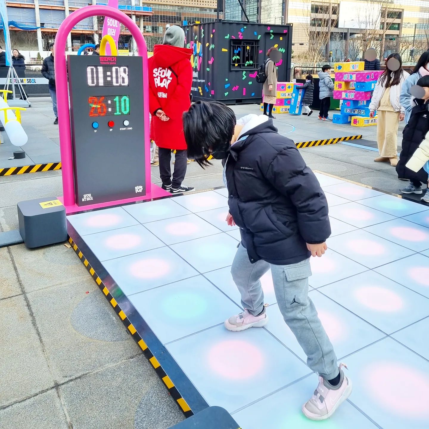 #협찬
오랜만에 서울나들이♡
덕수궁 갔다가 청와대도 갔다가
경복궁에 국립민속박물관까지!
마무리는 광화문광장 빛의놀이터에서 신나게 놀고왔어요
😃😃😃 

반짝반짝 빛났음 더 예뻤겠지만
그래도 너무 재밌음!👍
대형 젠가에 LED 시소, 방방이, 땅따먹기, 달팽이놀이, 사방치기까지:)
무료인데 알차다구요❤️❤️ 

저희 아이들은 땅따먹기가 제일 재밌었데요
신났음😆

#서울플레이 #빛의놀이터 #광화문광장 #서울나들이 #광화문아이와가볼만한곳