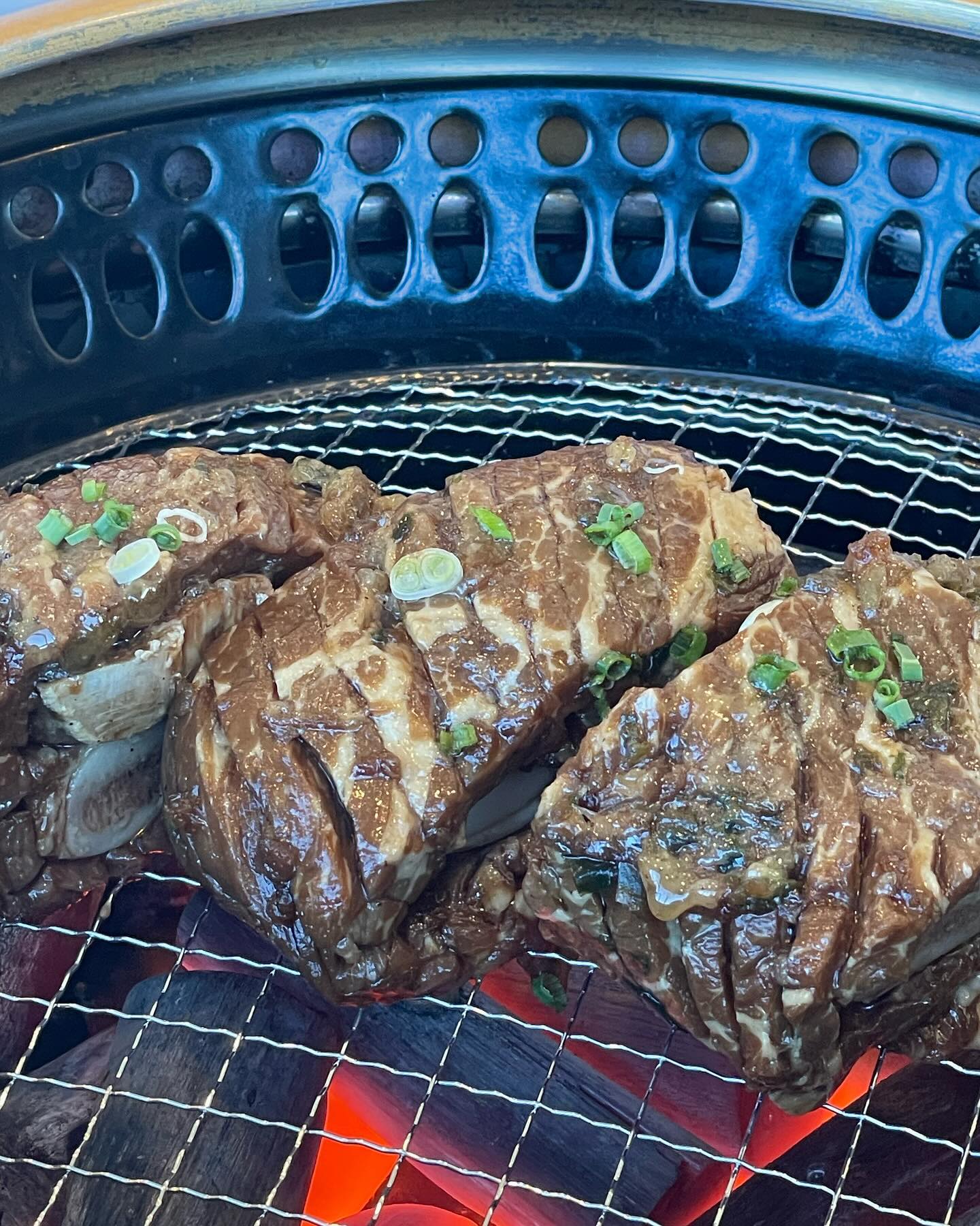 아버님 생신 기념으루 다녀온 고반가든 물왕본점🍖 
시부모님 모시고 오랜만에 멀리 나간건데 매장도 깔끔하고 고기도 너무 맛있어서 대만족🙆‍♀️ 날 풀리면 산책까지하게 또 가봐야지!

#먹방스타그램 #먹스타 #먹스타스램 #맛집스타그램 
#시흥맛집 #고반가든 #고반가든물왕본점