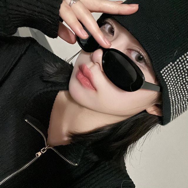 김소윤 on Instagram: "공항도둑 🚫 꼴뚜기 🚫

-
-
#일상소통 #일상기록 #패션소통 #패션계정맞팔 #비니 #비니모자 #비니코디 #선글라스추천 #선글라스그램 #모자추천 #모자코디 #댓글환영 #댓글맞팔 #여자코디 #옷스타그램일상"