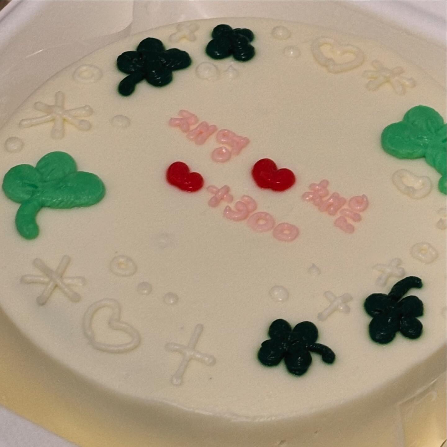 🍀☘️
네잎 클로버의 꽃말은 행운
세잎 클로버의 꽃말은 행복