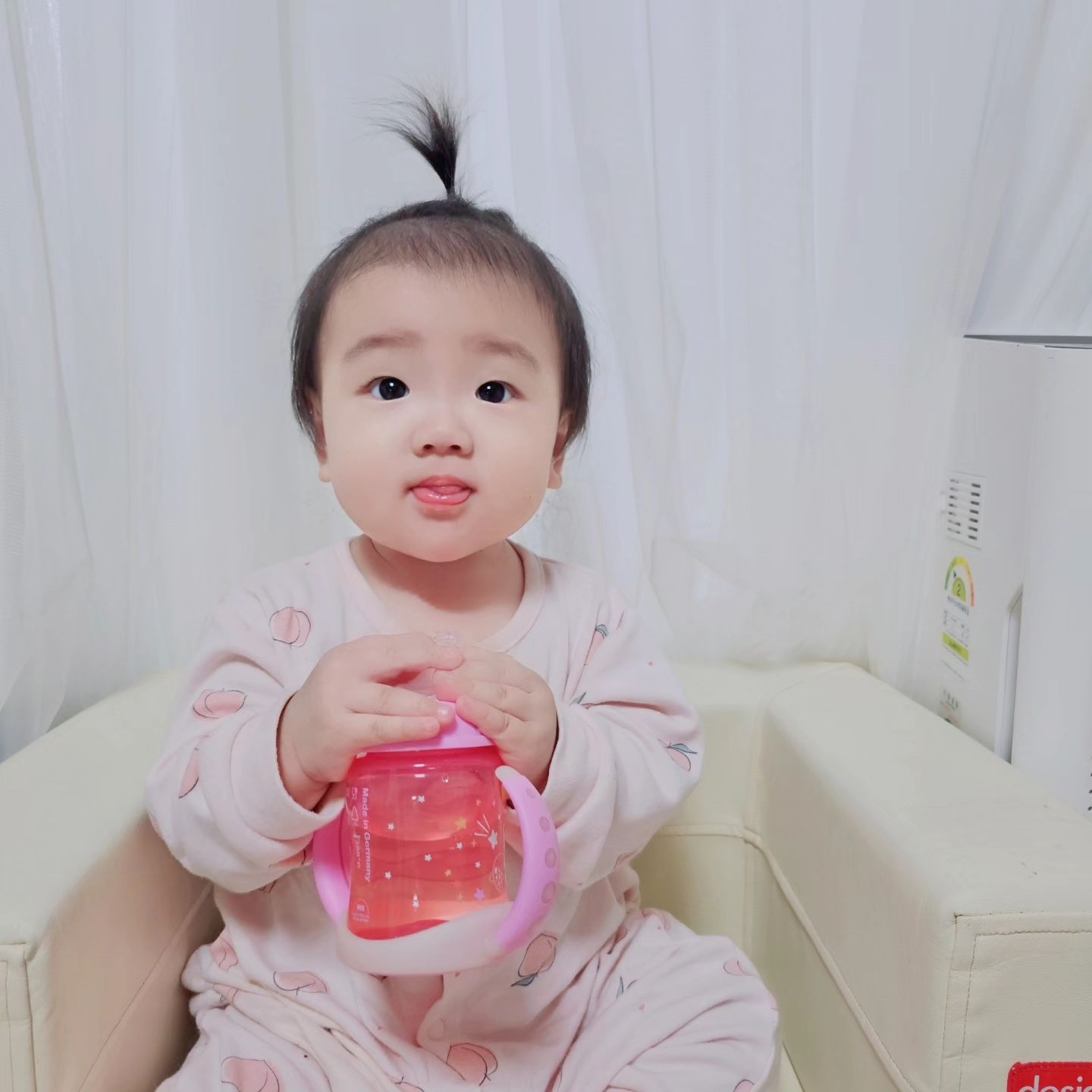 #제품제공

오늘 기침이있어서 병원에
다녀왔어요😂
병원에서 따뜻한물 많이 마셔야된다고해서
집에 오자마자 물타임💦

지우전용 #누크 #스파우트야광컵 
밑에는 야광으로 되어있구
손잡이는 치발기마냥 냠냠촵촵❣
흘림방지 스파우트 모양으로
배앓이 방지까지👌

거실에서도 안방에서도
꼭잡고 다니는중 ☺
손잡이가 잡기 편해서 그런가봐요
#핫딜버스 카페를 통해 받았지만
지금은 넘나리 애정템이 되어버린💓

🏷지우 처음 스파우트컵 #누크스파우트컵
nukkorea.official
체험단 카페 #핫딜유니버스
hotdeal_universe

#아기빨대컵 #첫빨대컵 #아기처음컵
#스파우트컵 #아기스파우트컵 
#아기컵