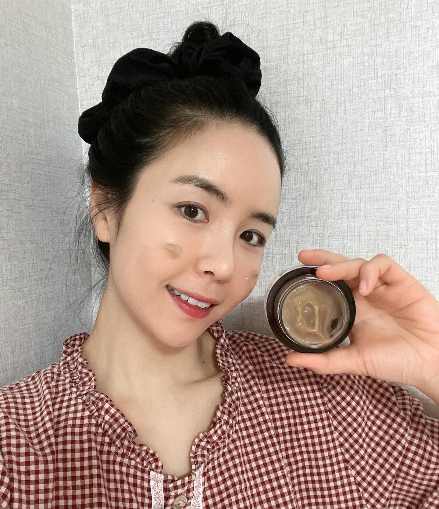 #협찬 #루트리 #rootree #넓은기미 #감초크림팩 #기미 #잡티 #와디즈 #wadiz 

1억 원료 특별한 감초를 86시간 푹 〰️ 고아 크림팩으로 쑤어낸 #루트리감초크림팩 💜

루트리 #감초크림팩 은 사용 다음 날 피부가 반짝반짝 빛이 나는데요 ✨

1억 원료, 특별한 한방 미백 성분 유용성 감초 추출물을 최대 함량 가득 담아

넓은 기미 면적 112% 감소❕기미/과색소 침착 -108% 감소 임상을 받았으며, 백화점 1층 명품 화장품의 주 성분, * 턴오버 성분도 3종이나 담아 사용 1회 만에 장벽 개선 358%❕진정 효과 297% 임상도 받았어요 ☺️
(랑콤 제니피끄, 에스티로더 갈색병 등의 주 성분)

영양이 농축된 꾸덕한 크림팩이라 아침에는 크림으로, 저녁에는 수면팩처럼 사용 가능 ✔️

사용해 보니 끈적임도 없고 잡티가 진짜 옅어지는 느낌을 받았어요. 추천 추천 💜

#루트리감초크림팩 은 와디즈에서 흔적 1위한 감초세럼의 두 번째 제품이며 현재 와디즈에서 펀딩 진행중이여요.(11/13~12/5 알림 신청, 12/5 오후 2시 본펀딩 오픈)

알림 신청 후 체험단에 참여하면 본품을 무료로 사용해 보고 펀딩 할 수 있으니 알림 신청하고 체험단에 참여하여 제품 꼭 사용해보세요.

➖ 자세한 내용은 https://zrr.kriugj

➖ rootree.official